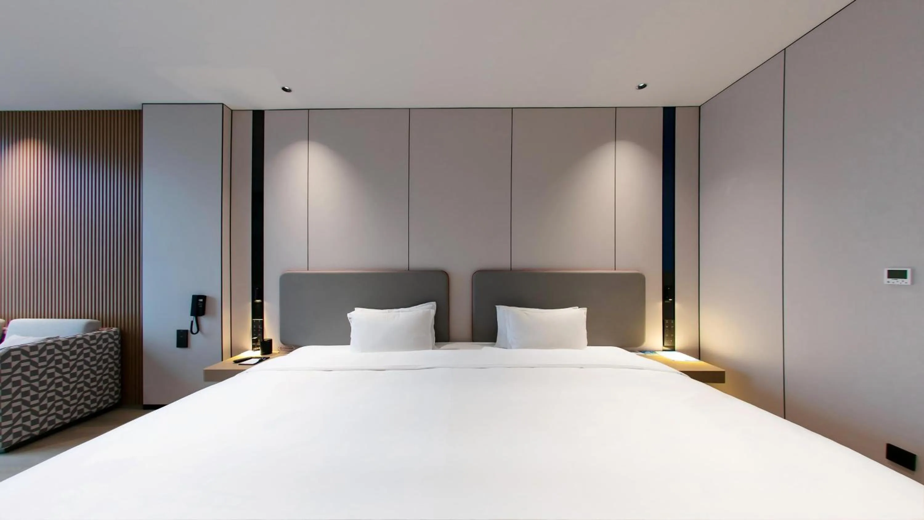 Photo of the whole room, Bed in Holiday Inn Express Chongqing Nanbin Road by IHG