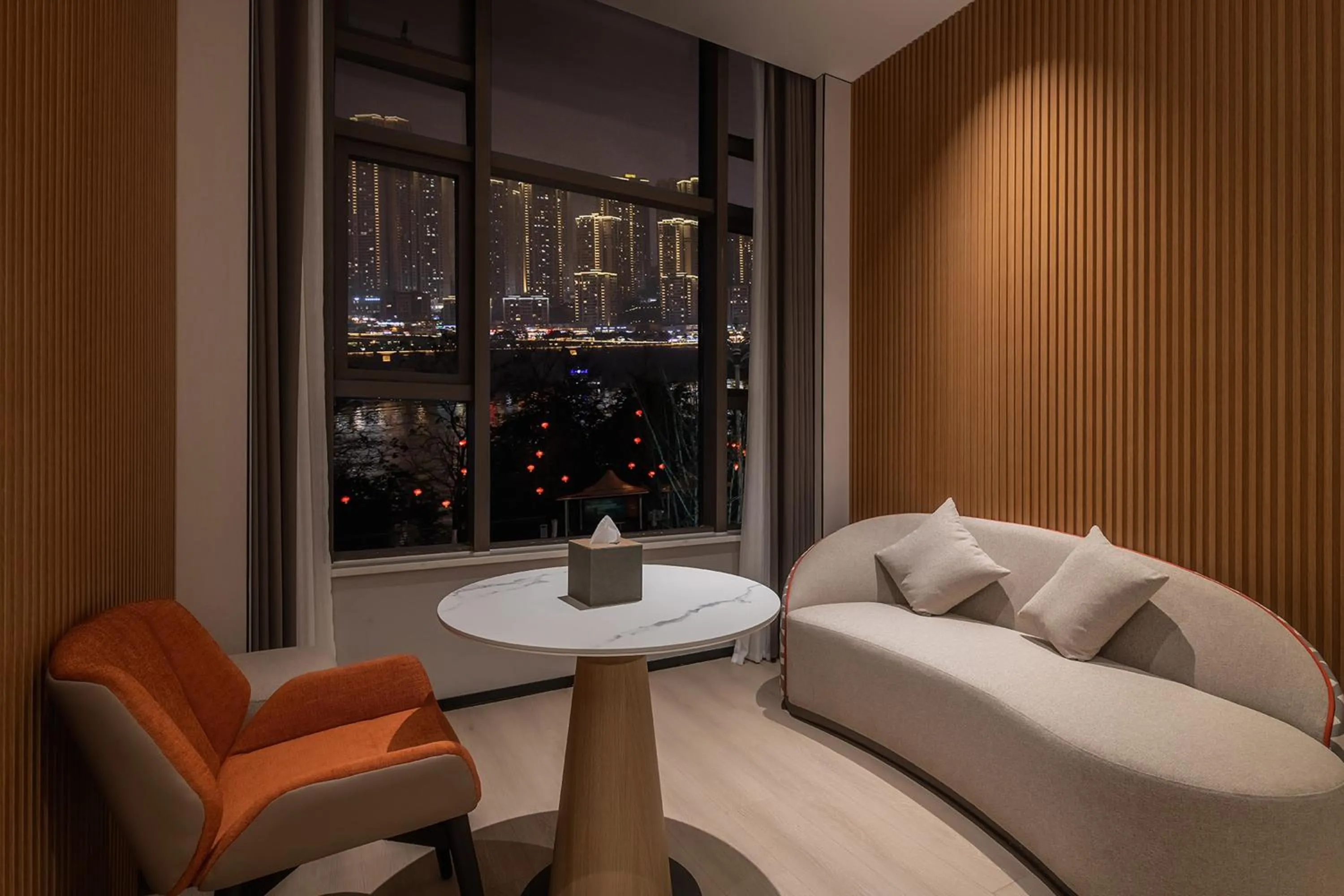 Photo of the whole room, Bed in Holiday Inn Express Chongqing Nanbin Road by IHG