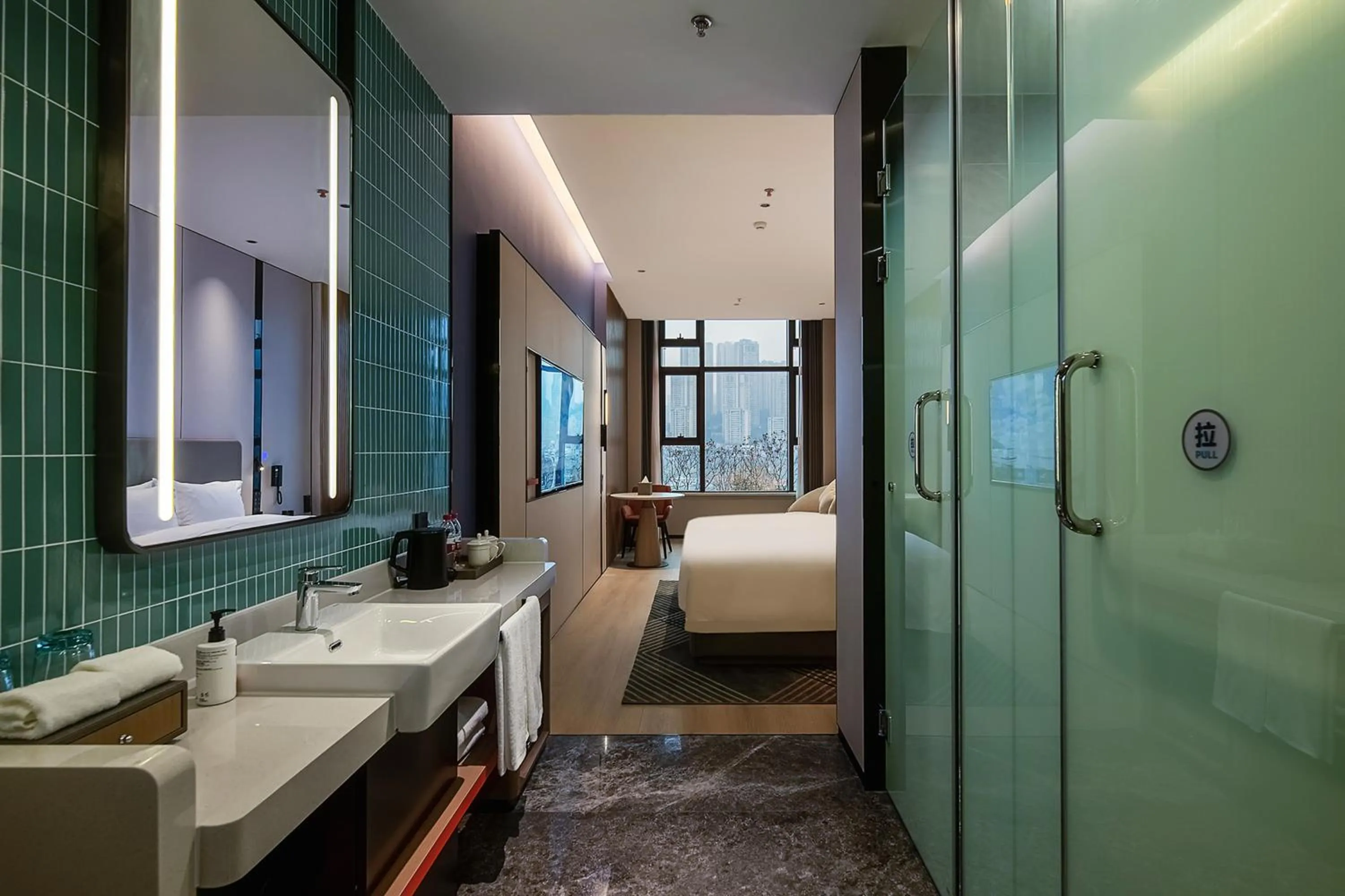 Photo of the whole room, Bed in Holiday Inn Express Chongqing Nanbin Road by IHG