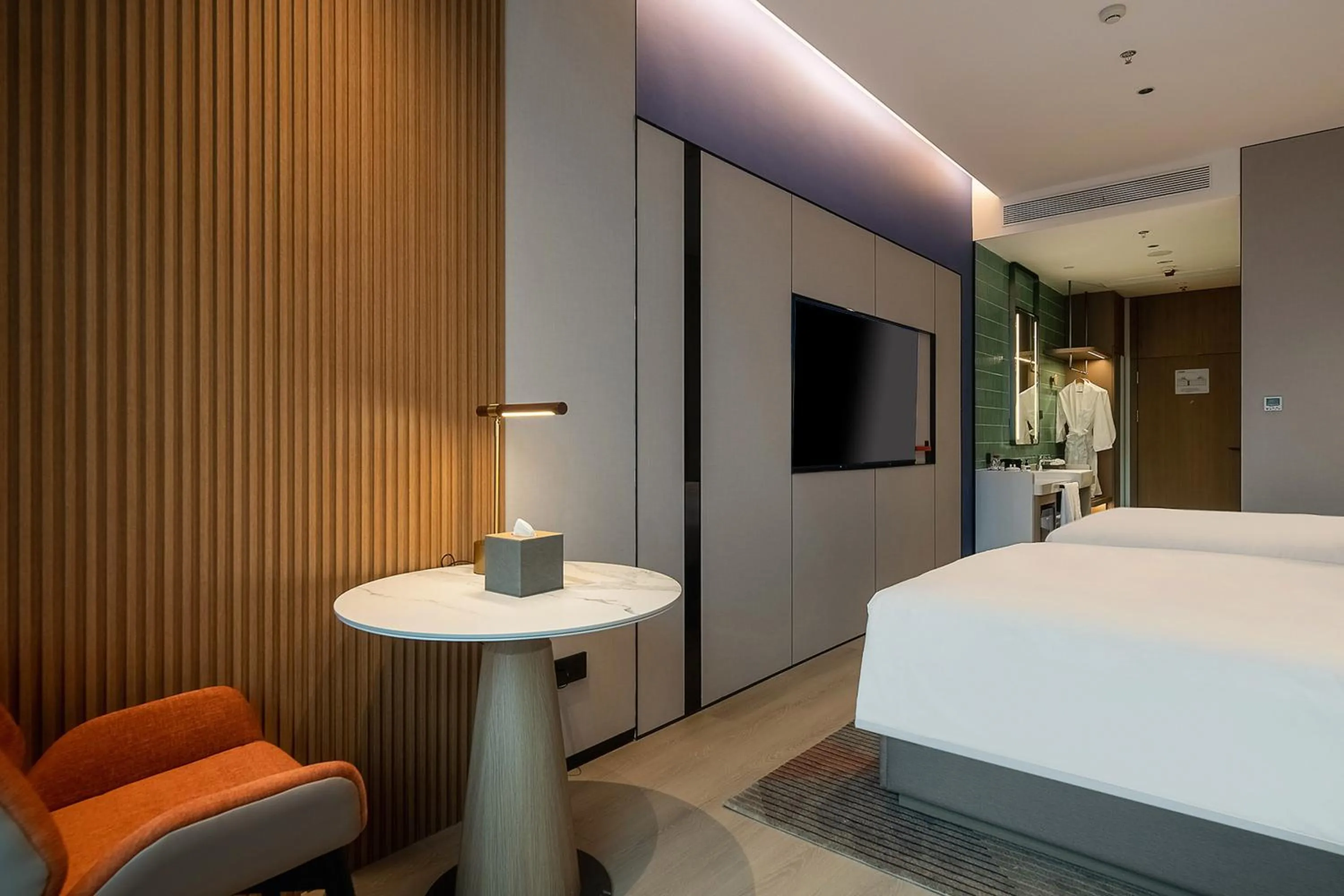 Photo of the whole room, Bed in Holiday Inn Express Chongqing Nanbin Road by IHG