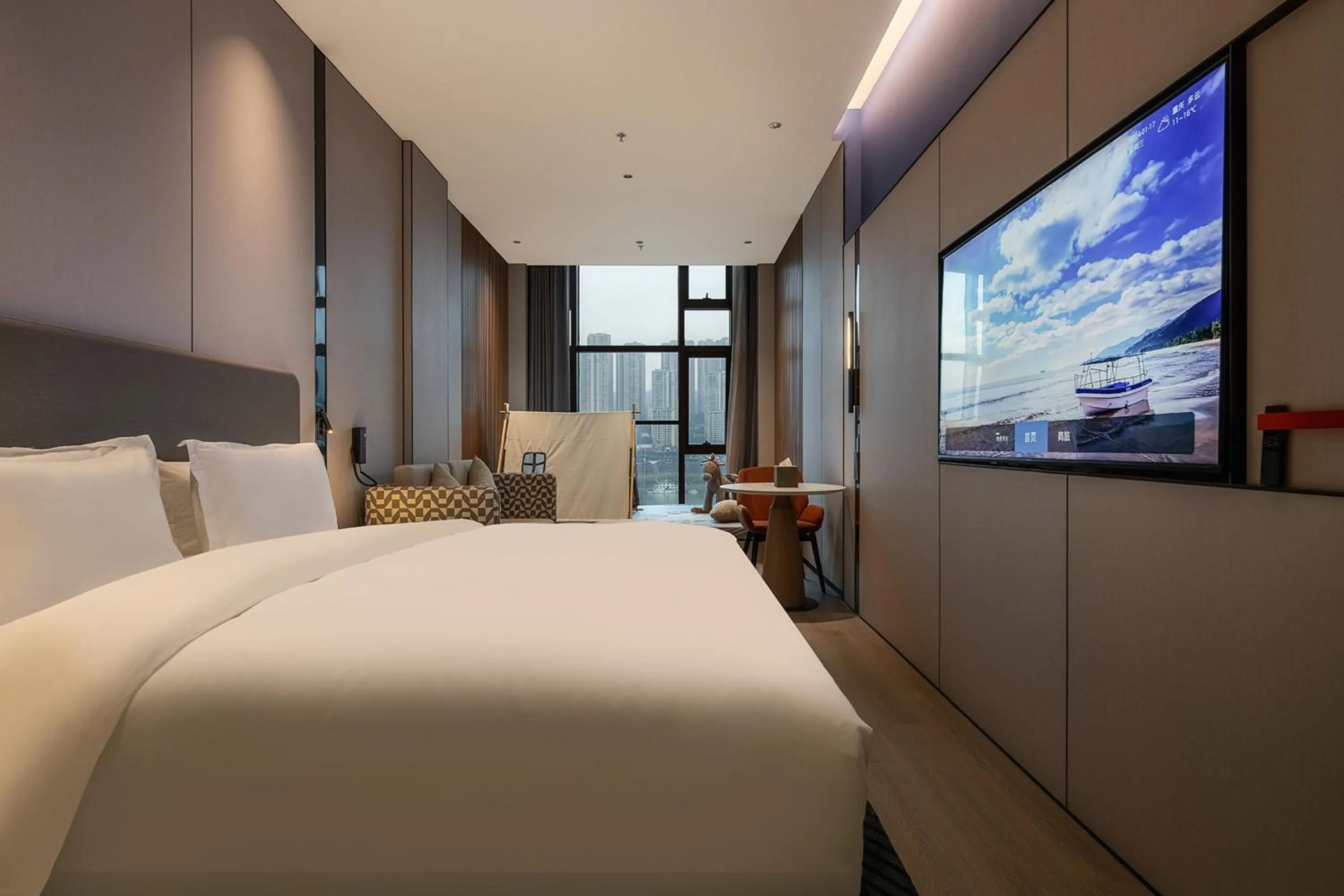 Photo of the whole room, Bed in Holiday Inn Express Chongqing Nanbin Road by IHG