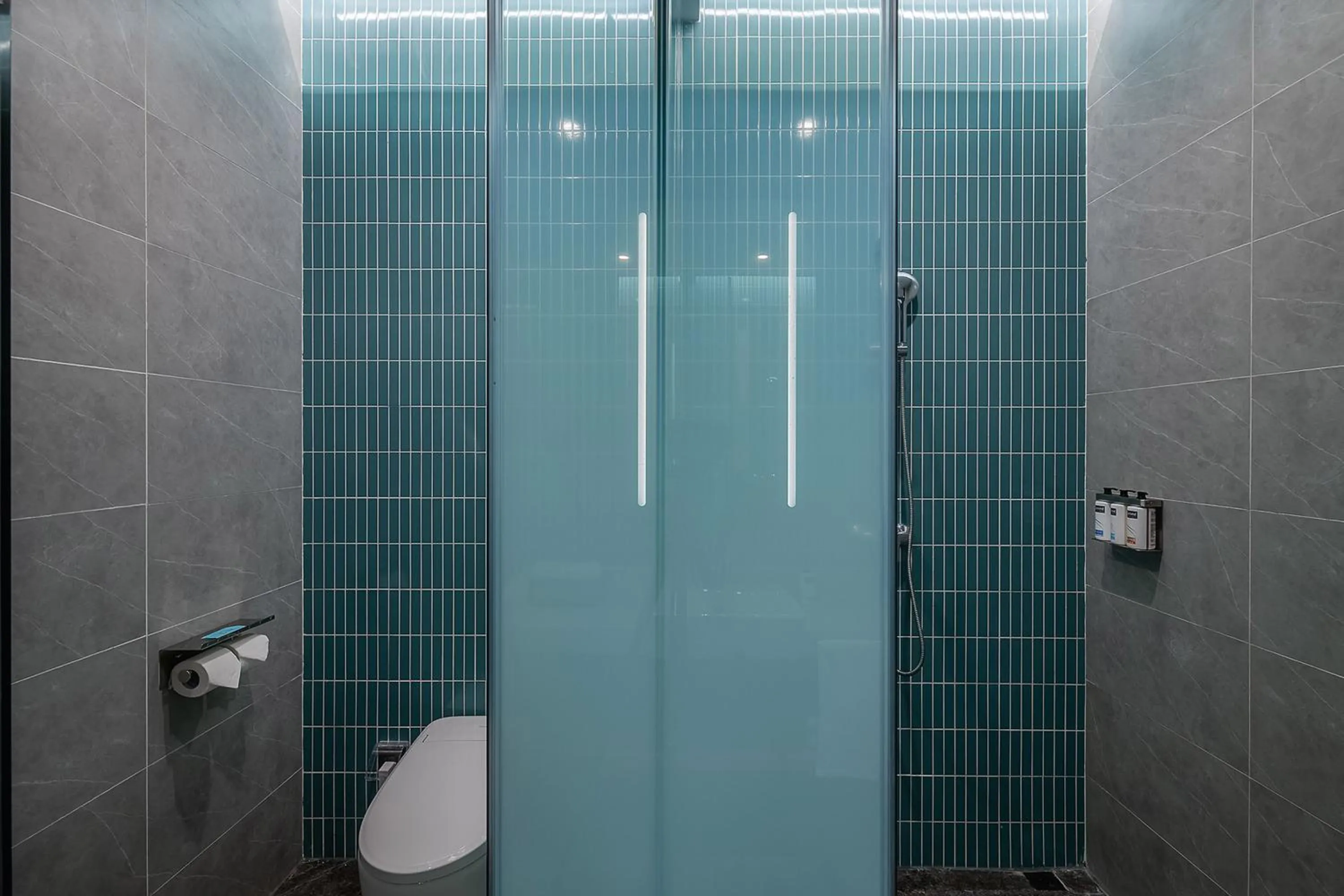 Bathroom in Holiday Inn Express Chongqing Nanbin Road by IHG