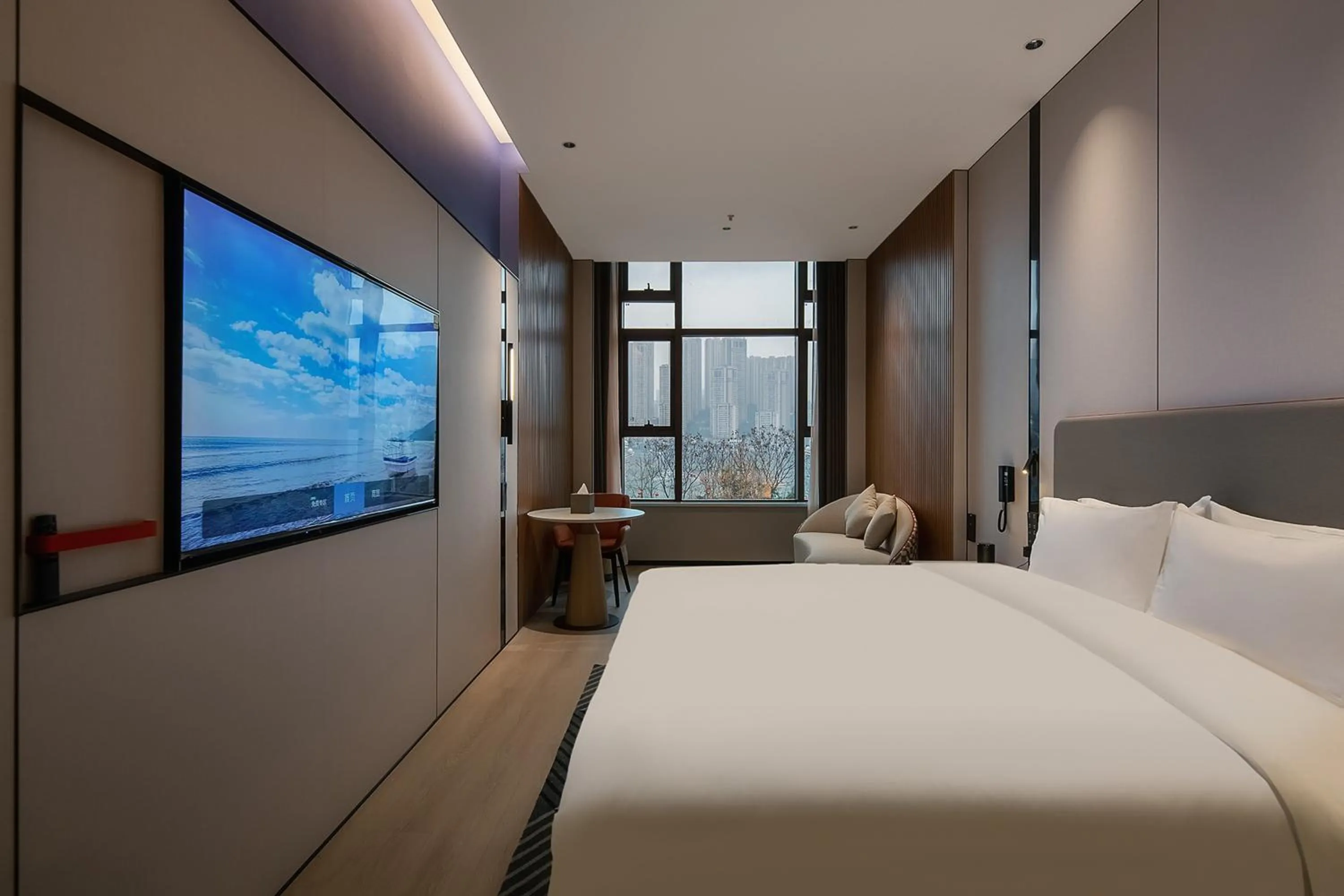 Photo of the whole room, Bed in Holiday Inn Express Chongqing Nanbin Road by IHG