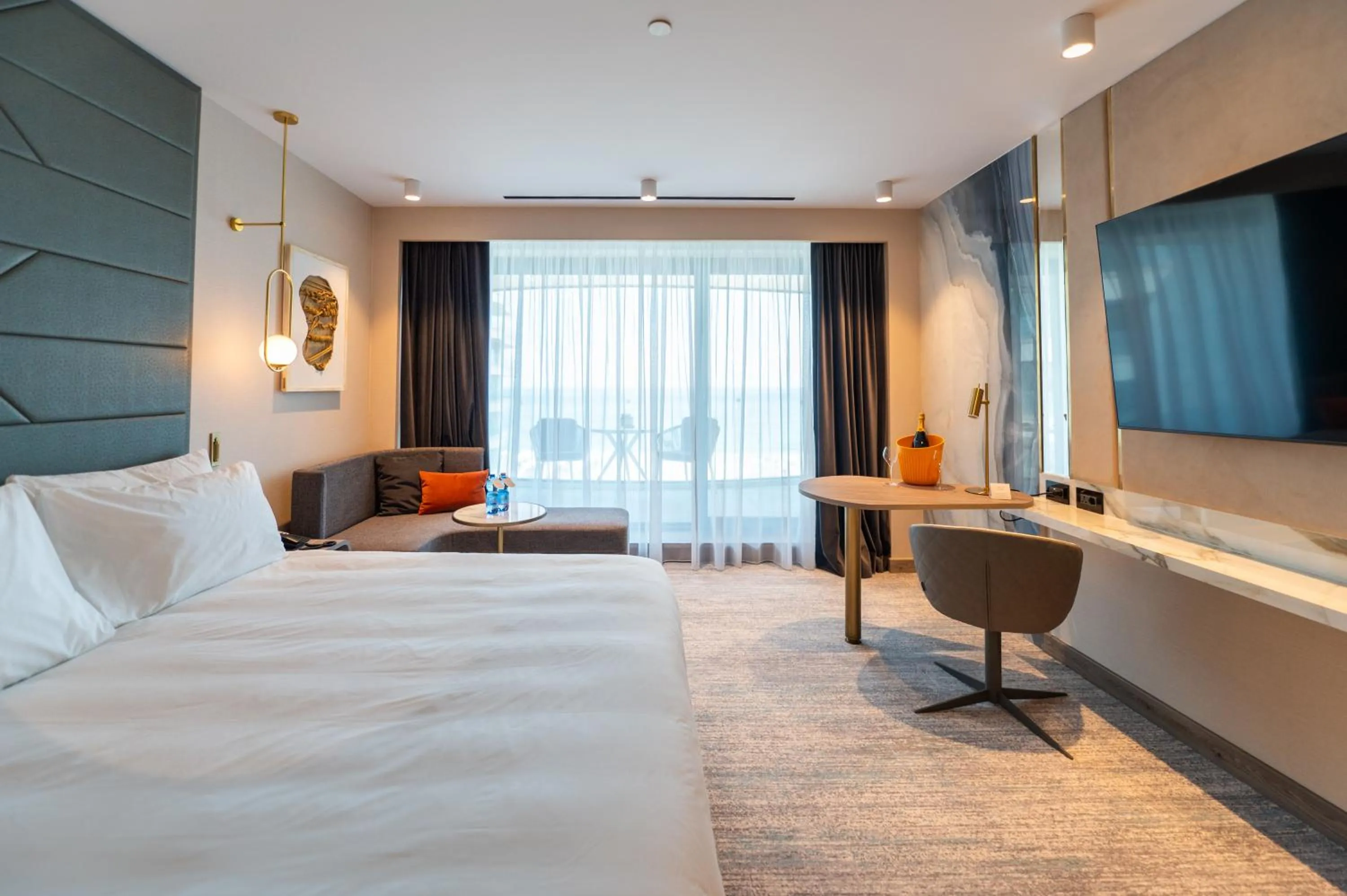 Photo of the whole room, Bed in Crowne Plaza Constanta - Mamaia Beach by IHG