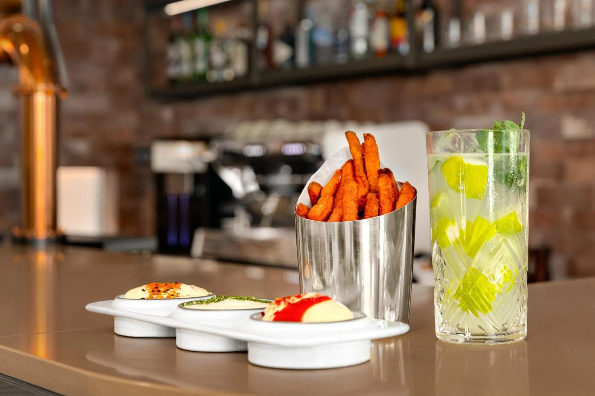 Lounge or bar in Holiday Inn Express Porto - Boavista by IHG