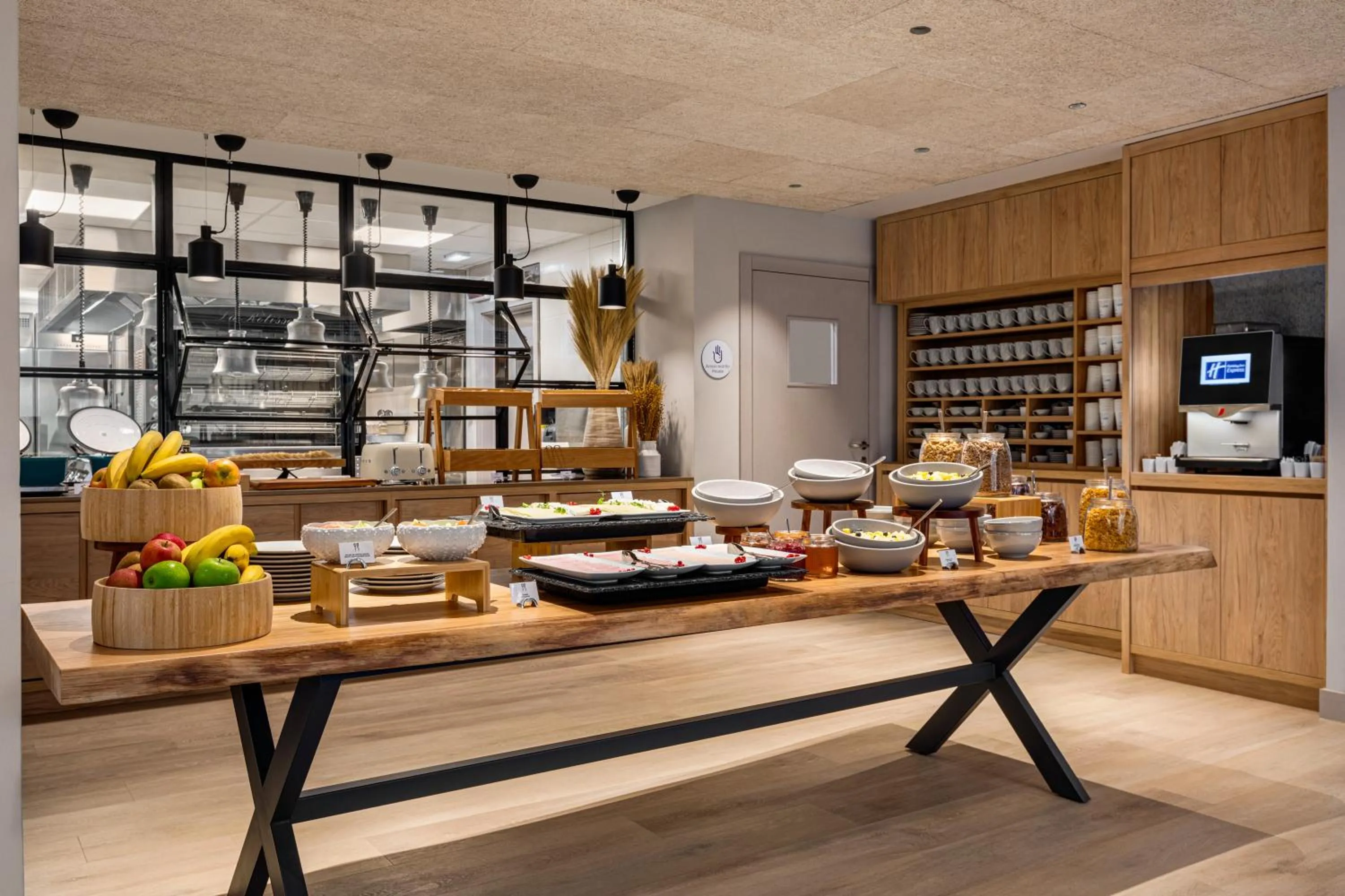 Buffet breakfast in Holiday Inn Express Porto - Boavista by IHG