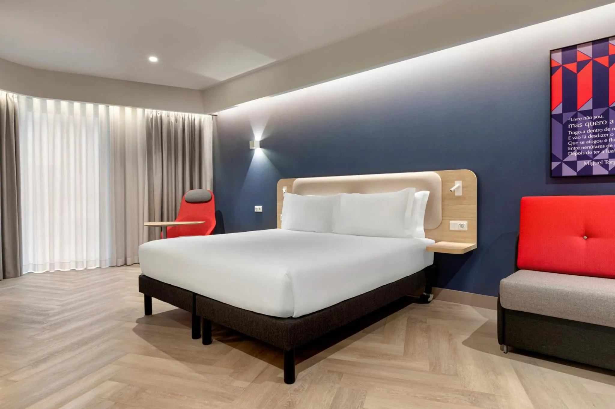 Photo of the whole room, Bed in Holiday Inn Express Porto - Boavista by IHG