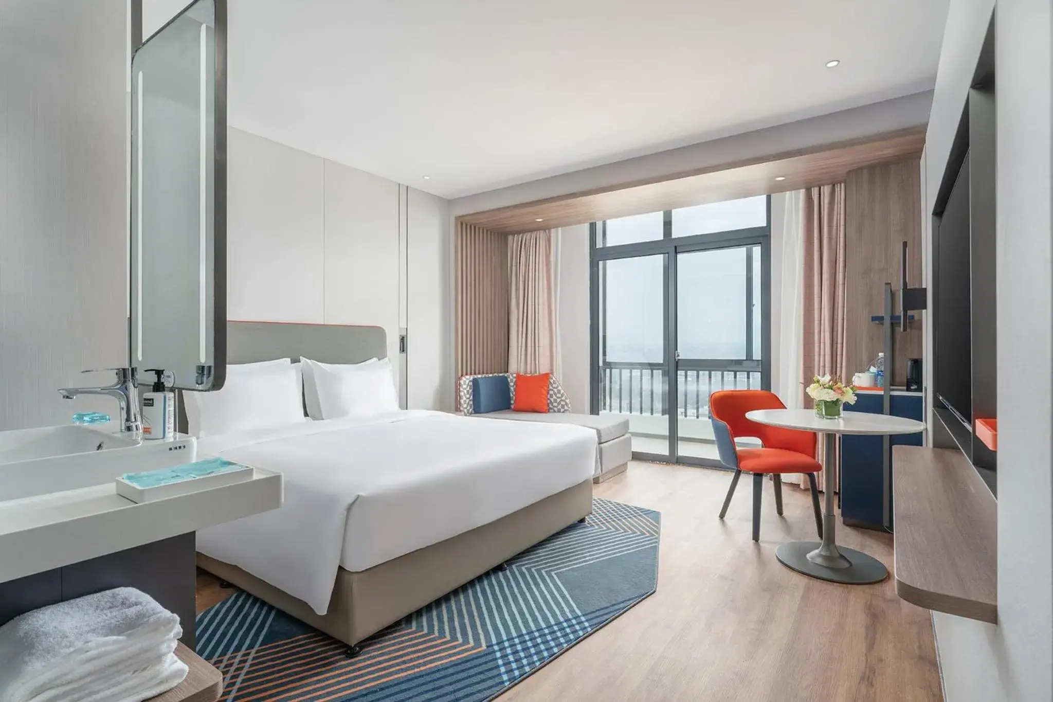 1 King Standard High Floor Balcony in Holiday Inn Express Xiamen Jimei New Town by IHG 1 King Standard High Floor Balcony in Holiday Inn Express Xiamen Jimei New Town by IHG