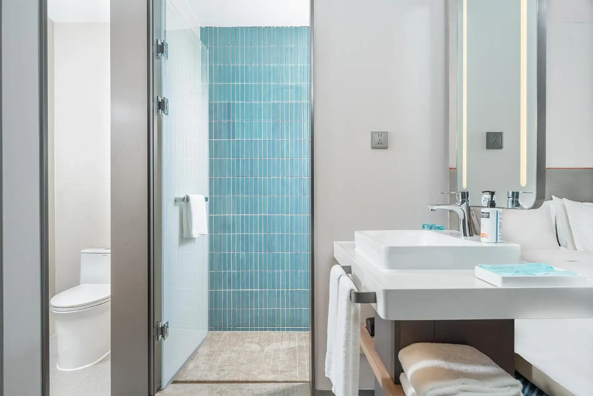 Standard King Room with Balcony in Holiday Inn Express Xiamen Jimei New Town by IHG Standard King Room with Balcony in Holiday Inn Express Xiamen Jimei New Town by IHG