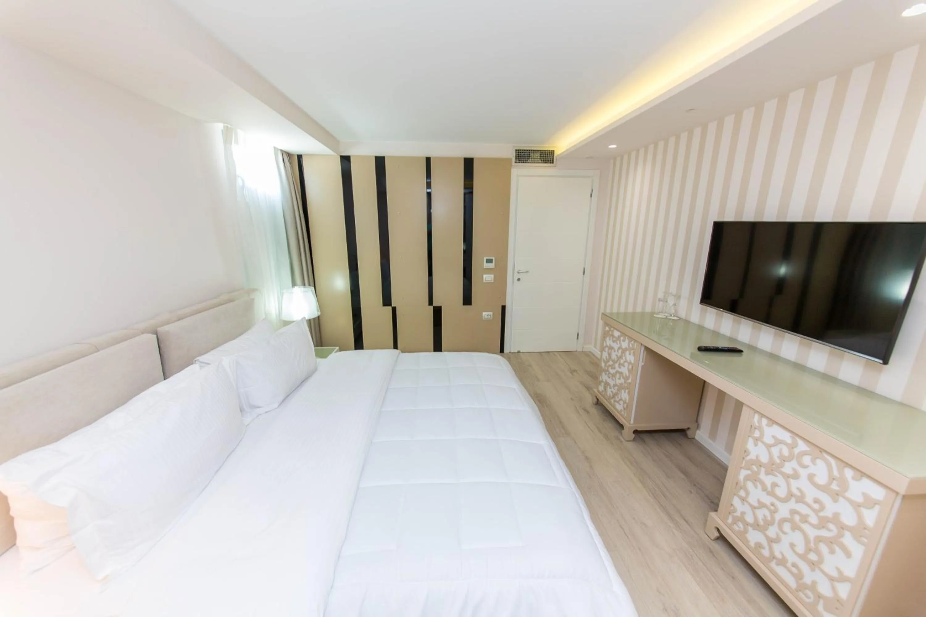 Communal lounge/ TV room, Bed in Demi Hotel