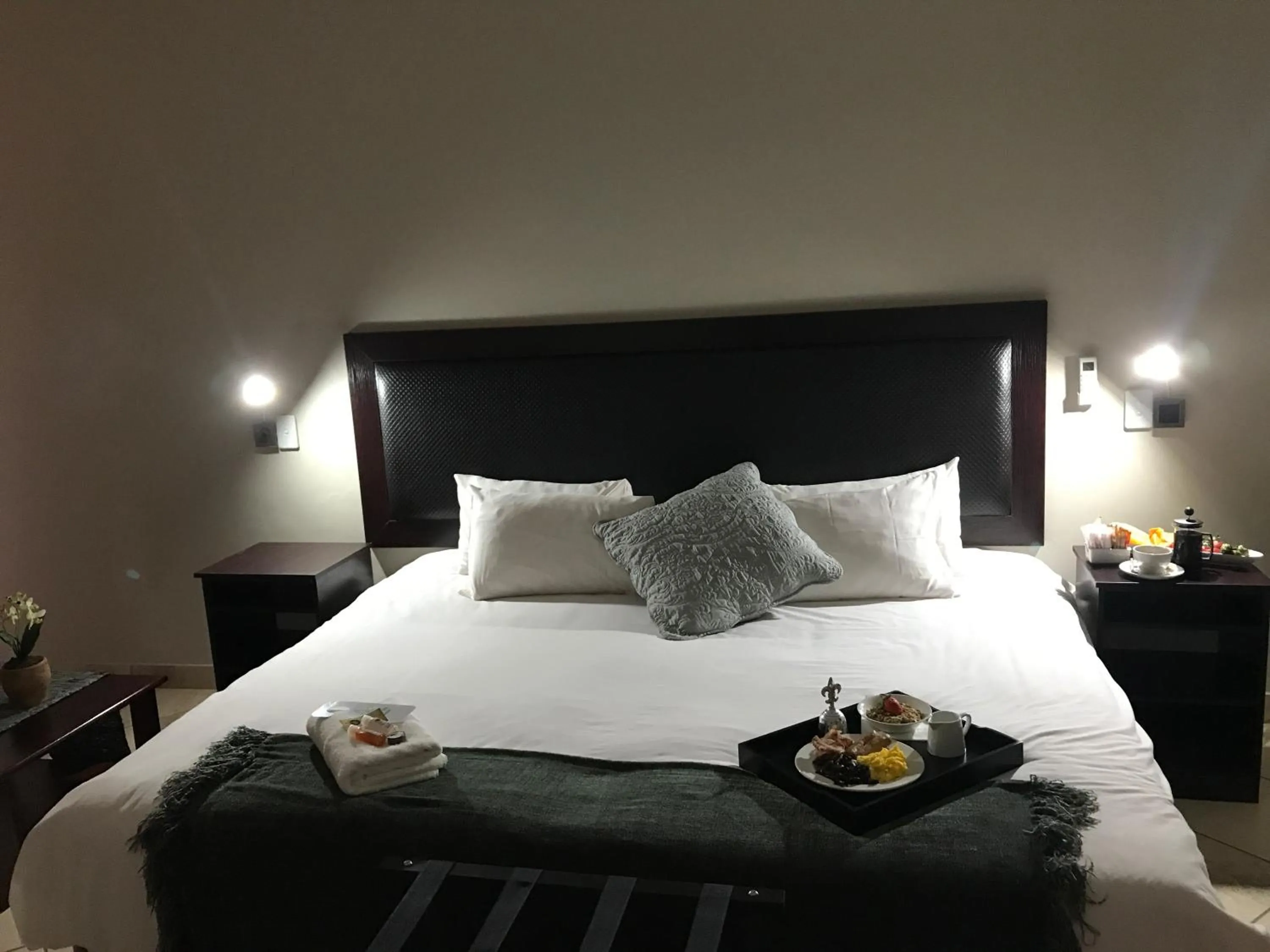 Bed in Manor Hills Guest Lodge