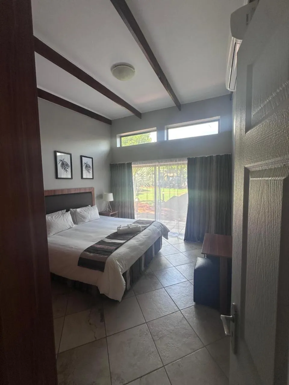 Bed in Manor Hills Guest Lodge