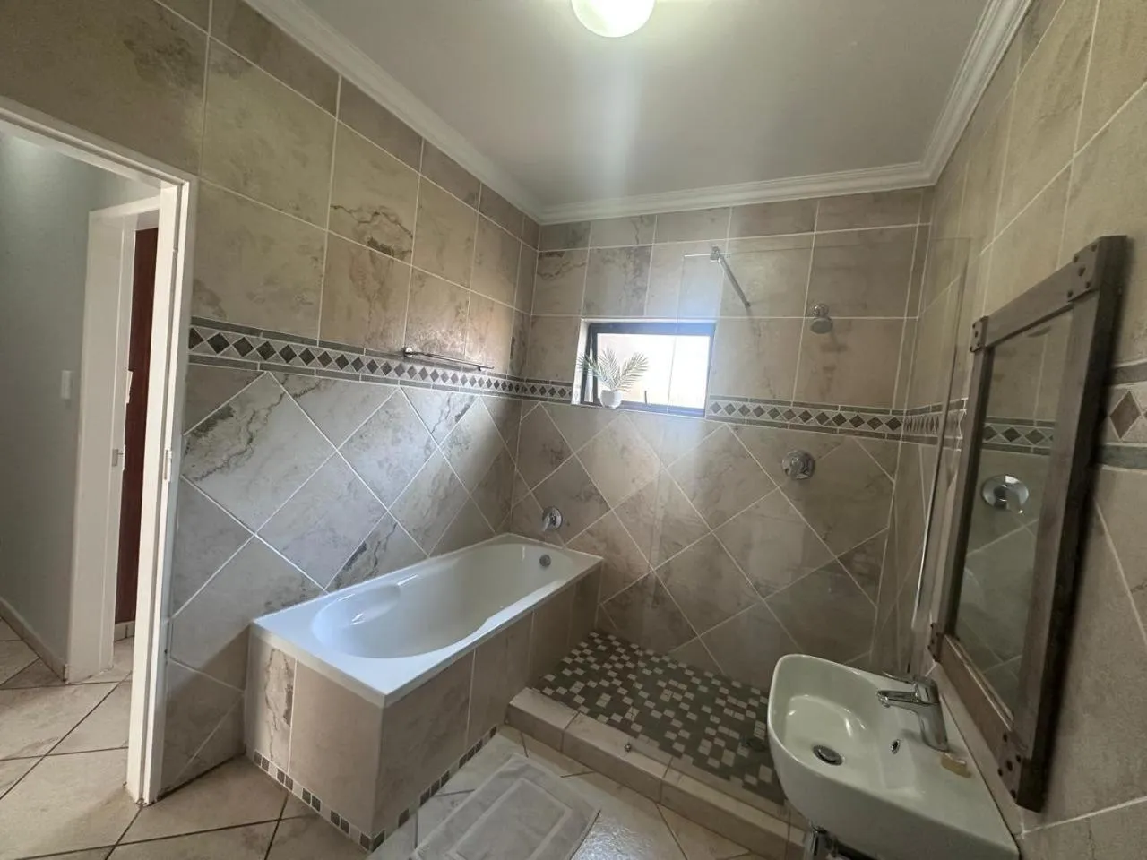 Shower in Manor Hills Guest Lodge