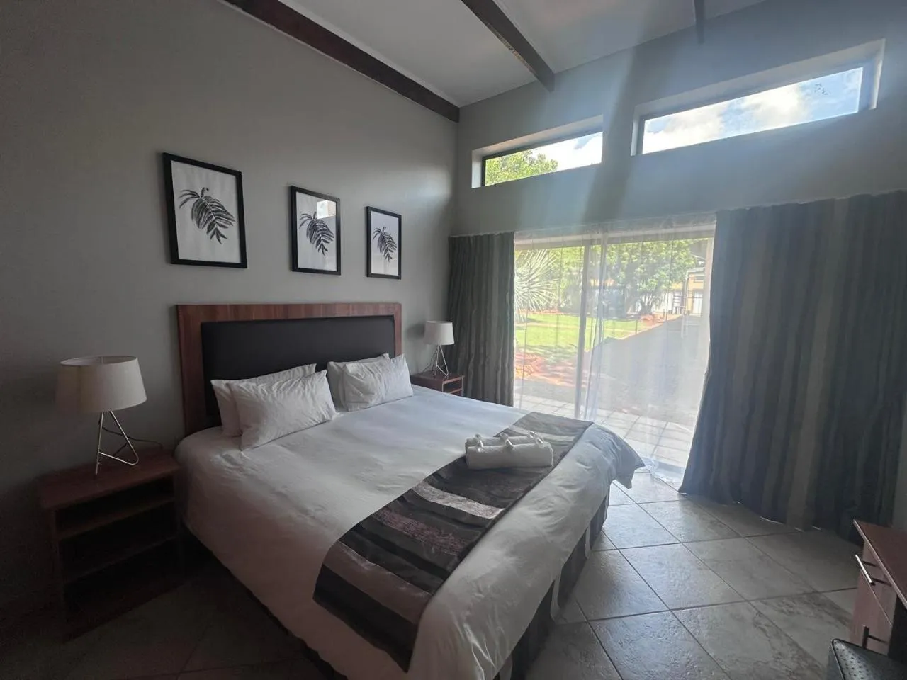 Bed in Manor Hills Guest Lodge