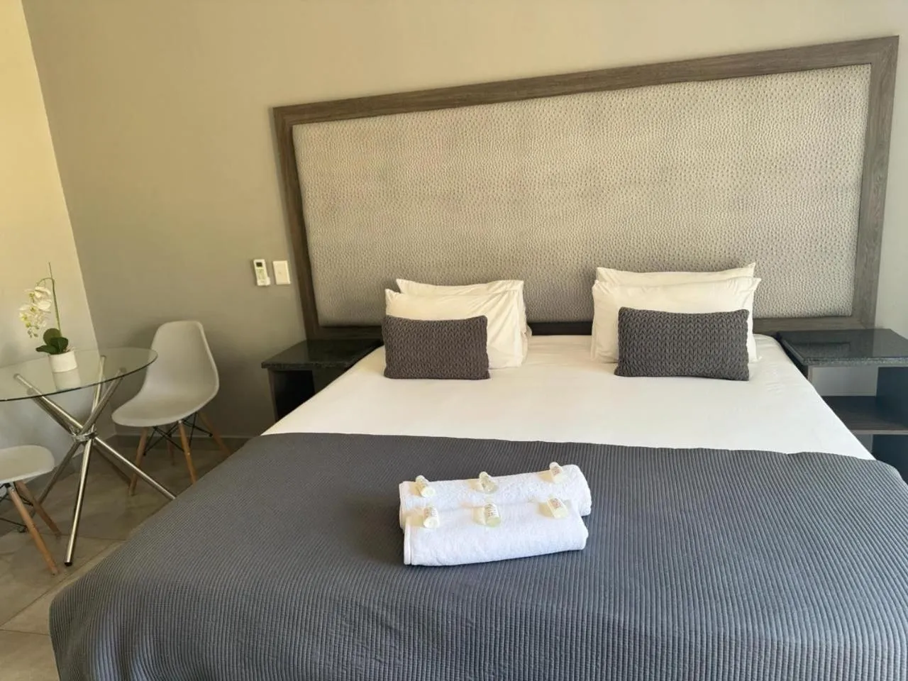 Property building, Bed in Manor Hills Guest Lodge