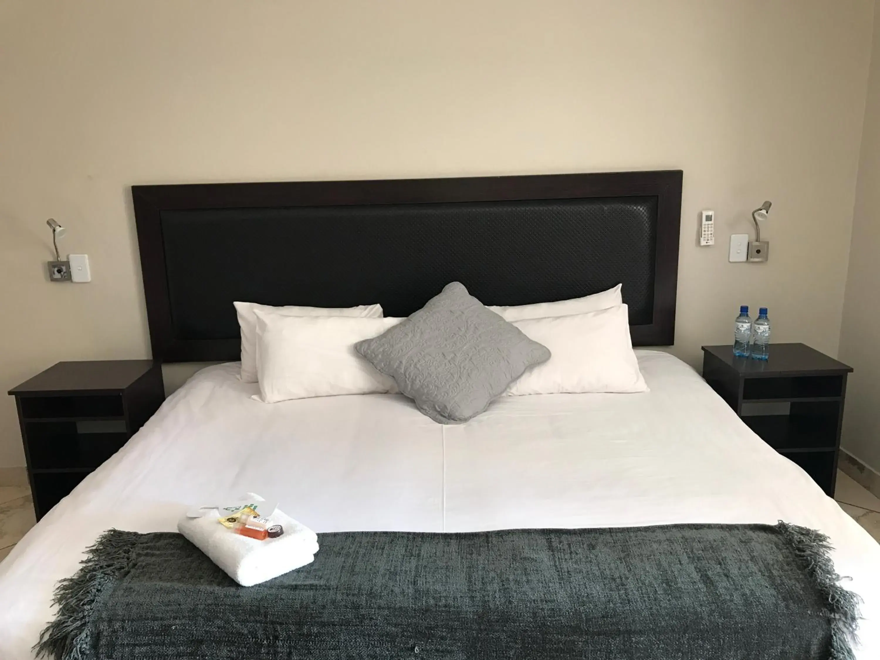 King Suite - single occupancy in Manor Hills Guest Lodge King Suite - single occupancy in Manor Hills Guest Lodge