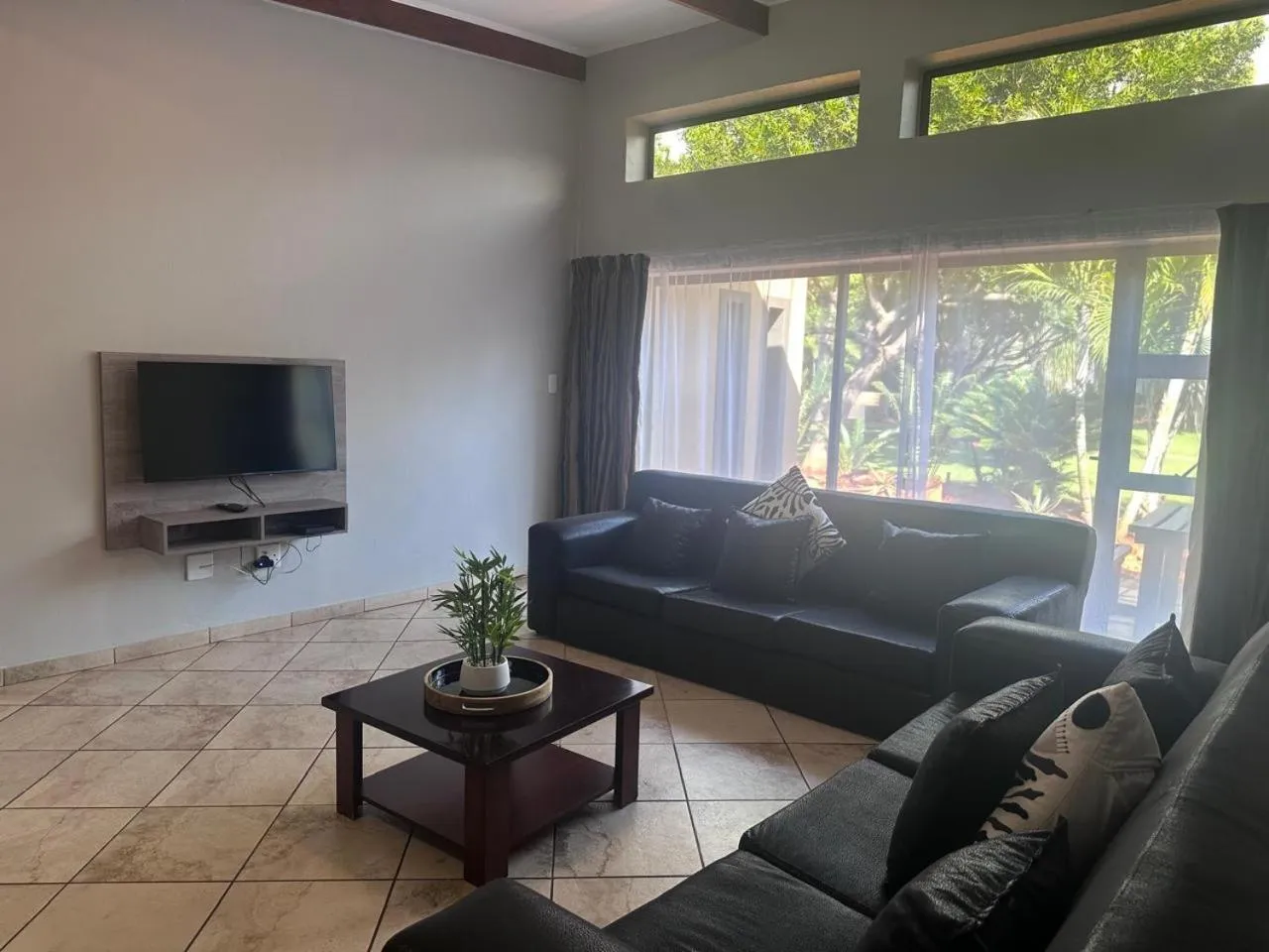 TV and multimedia in Manor Hills Guest Lodge