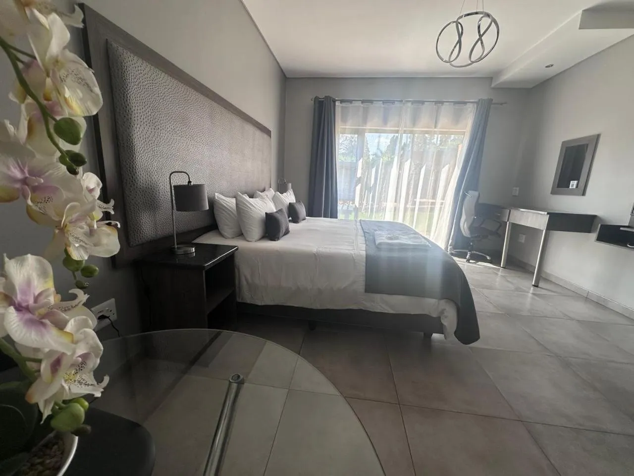 Bed in Manor Hills Guest Lodge