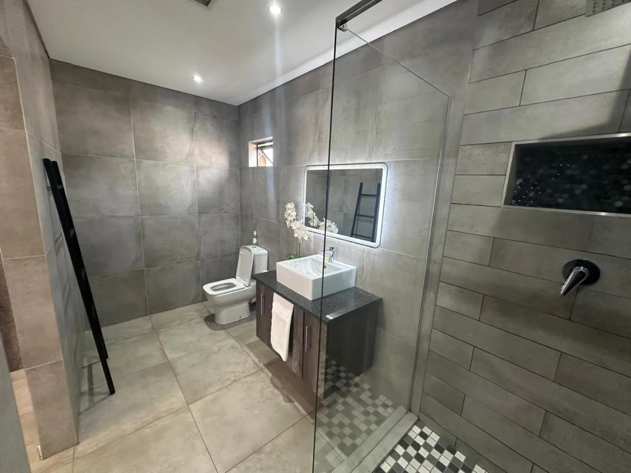 Shower in Manor Hills Guest Lodge