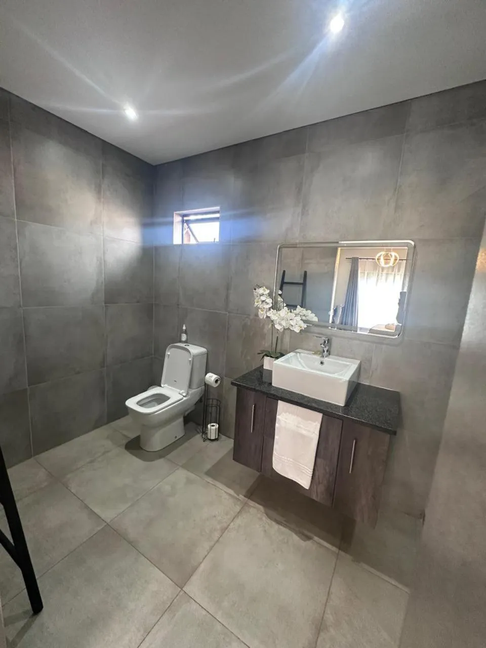 Shower in Manor Hills Guest Lodge