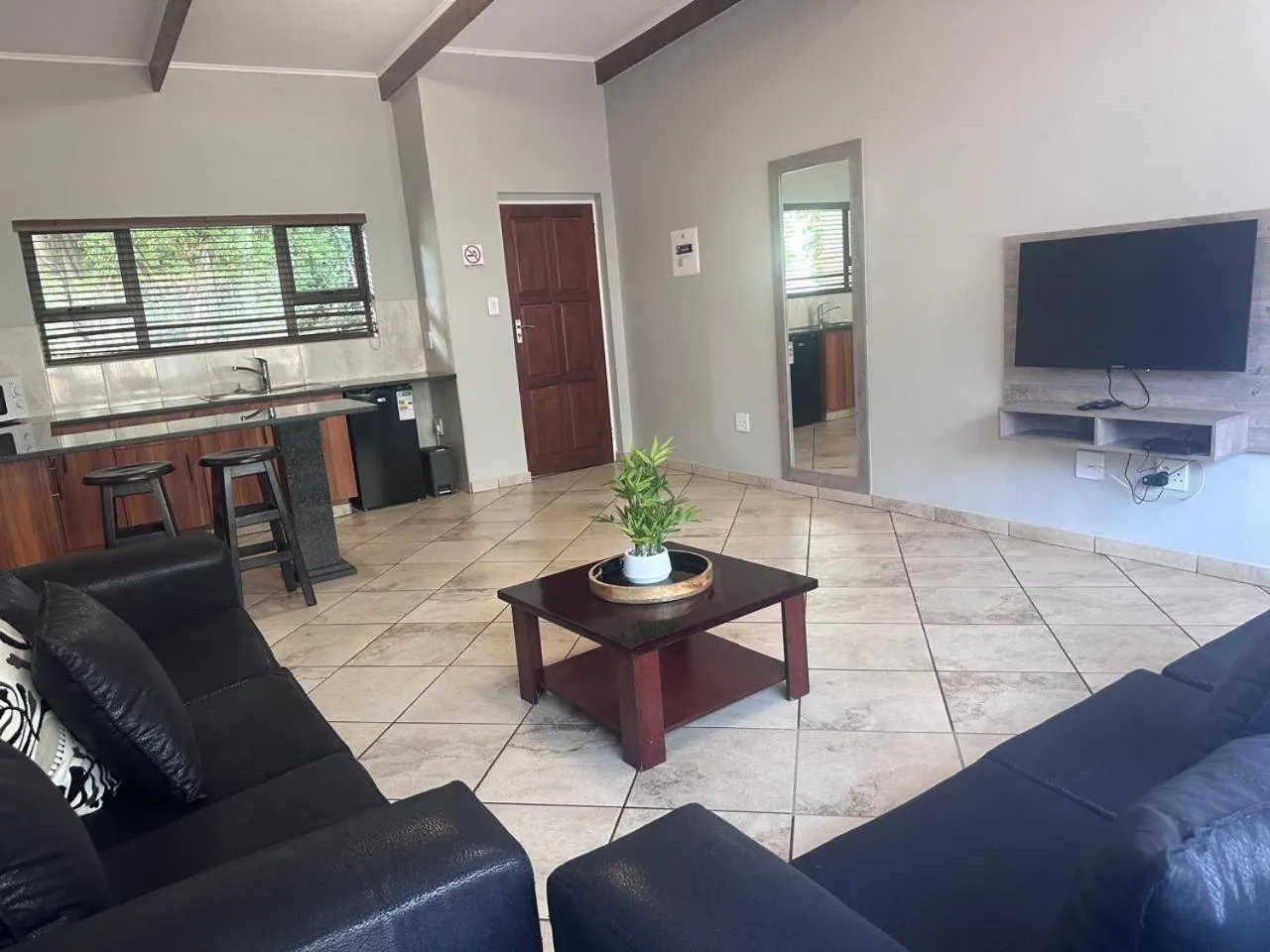 TV and multimedia in Manor Hills Guest Lodge