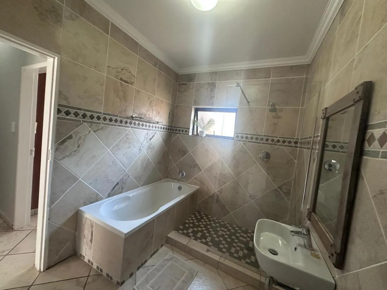 Shower in Manor Hills Guest Lodge