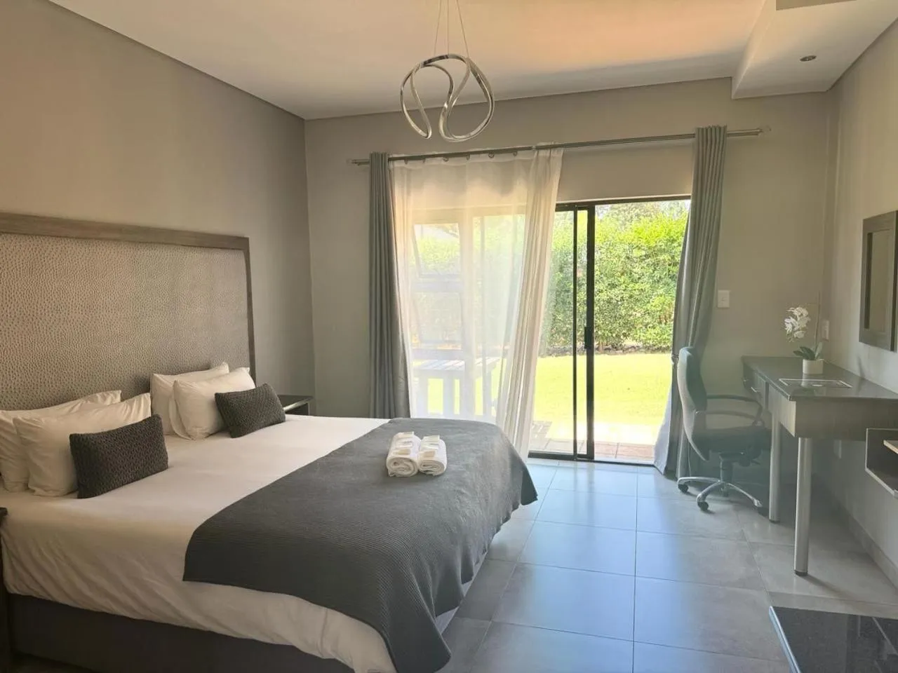 Property building, Bed in Manor Hills Guest Lodge