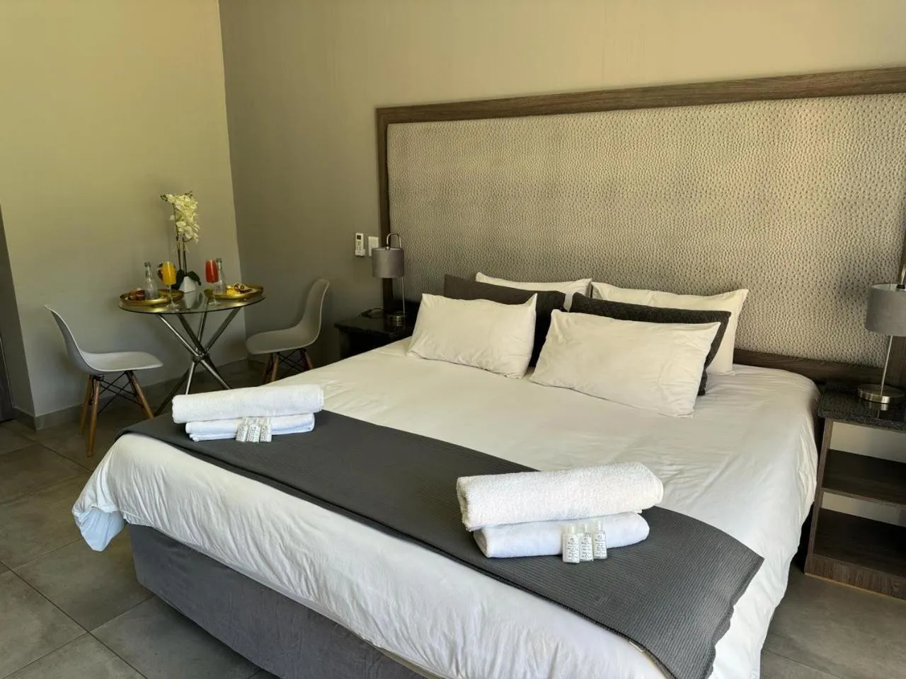 Property building, Bed in Manor Hills Guest Lodge