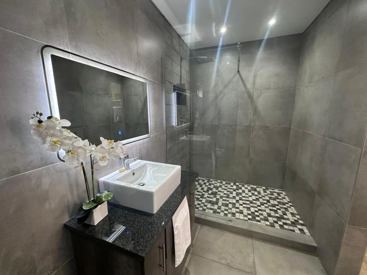 Shower in Manor Hills Guest Lodge