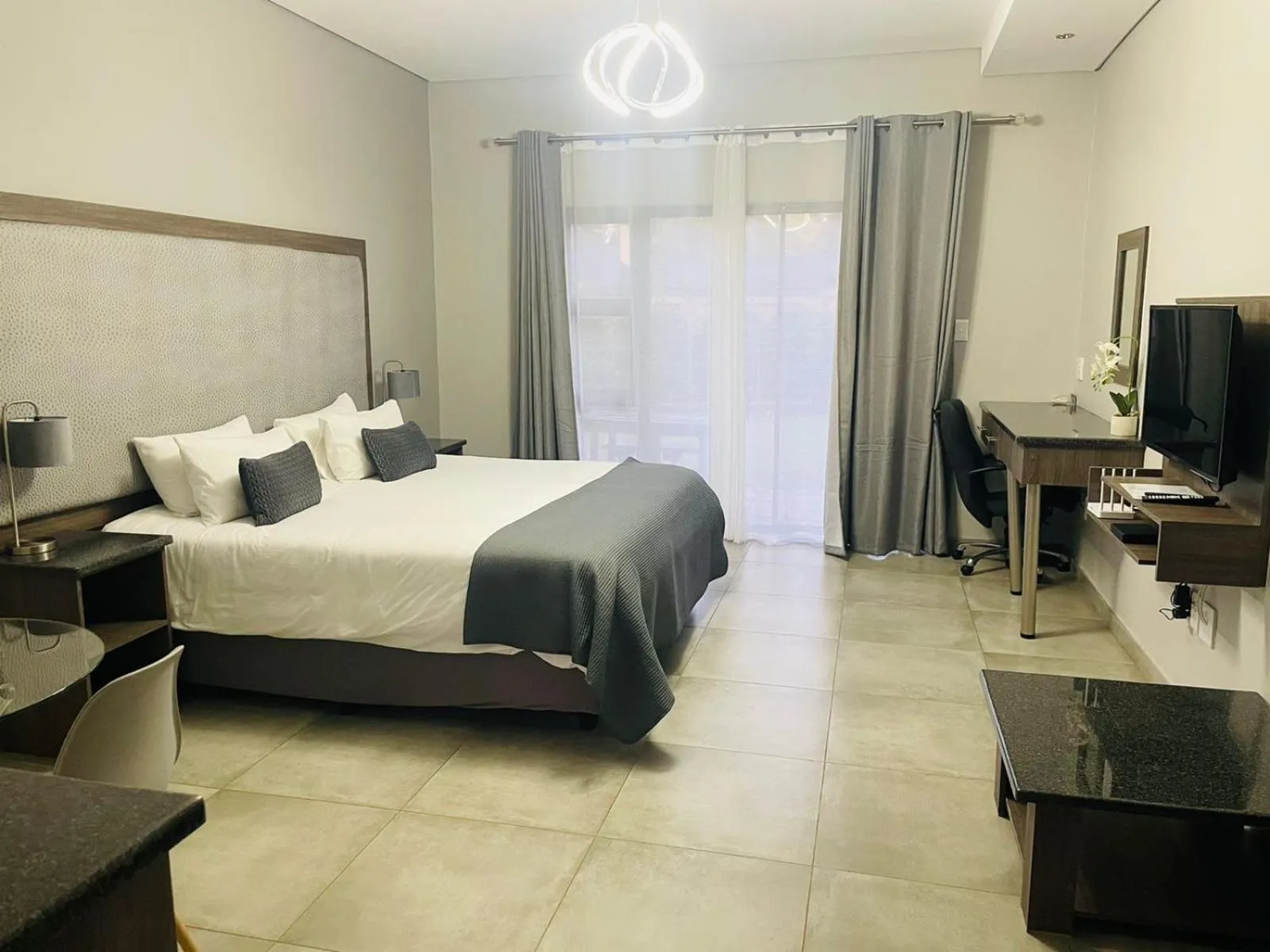 TV and multimedia, Bed in Manor Hills Guest Lodge