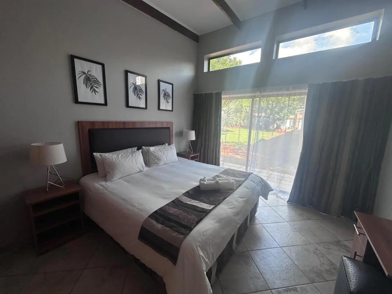 Bed in Manor Hills Guest Lodge