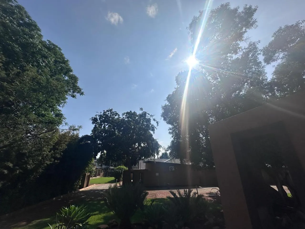 Day in Manor Hills Guest Lodge