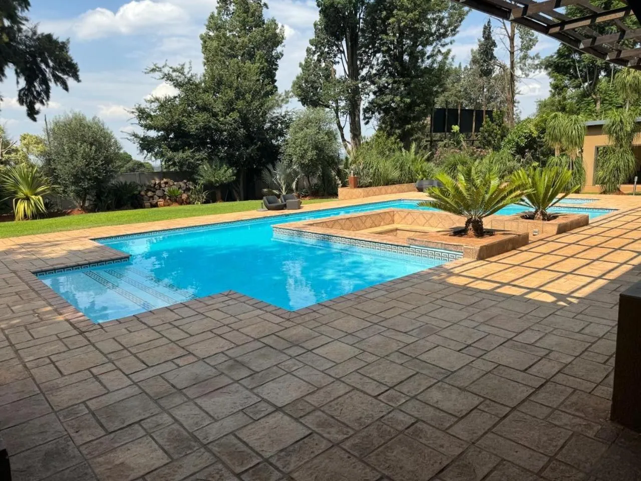 Property building in Manor Hills Guest Lodge