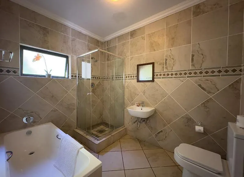 Shower in Manor Hills Guest Lodge