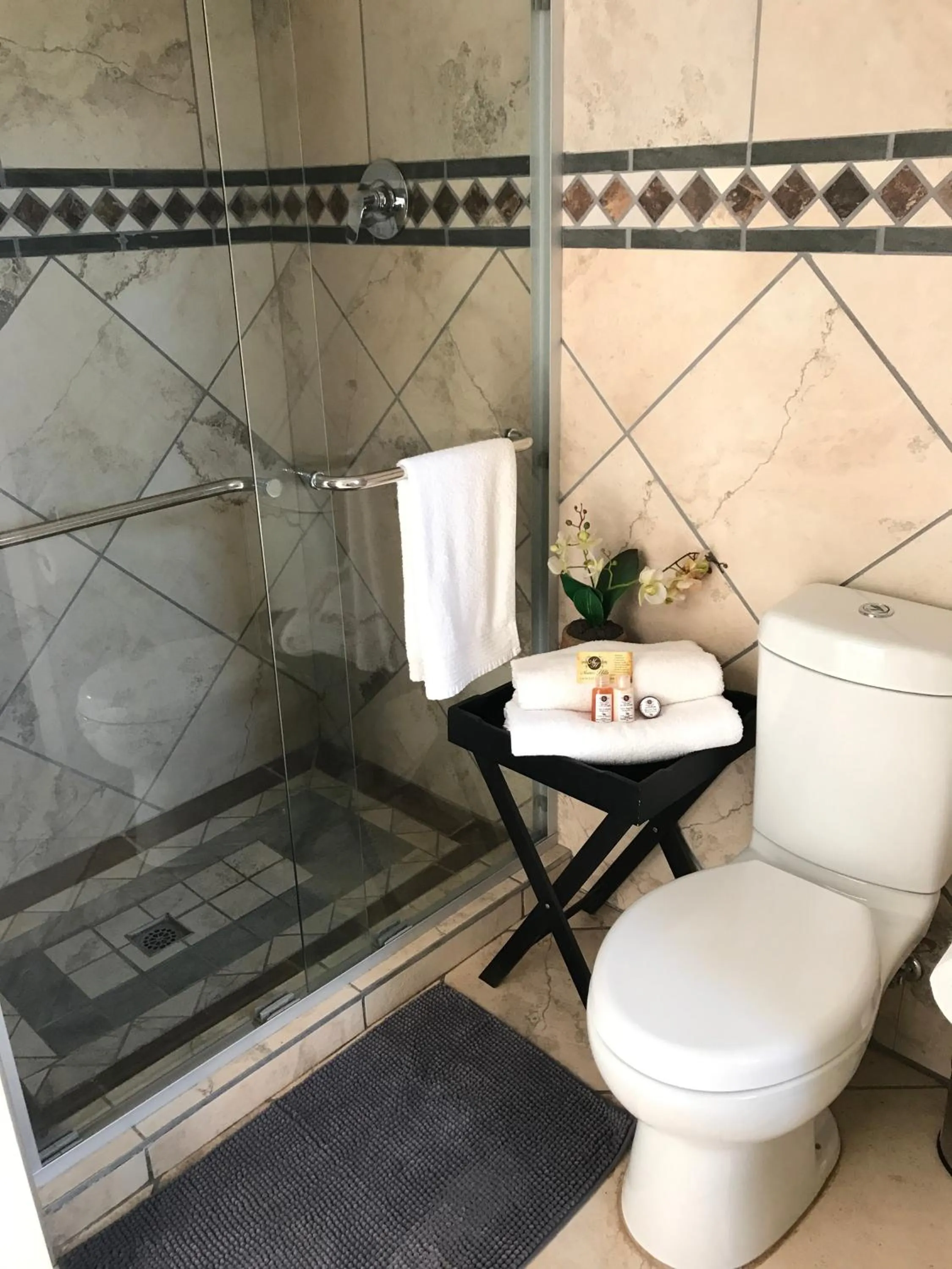 Bathroom in Manor Hills Guest Lodge