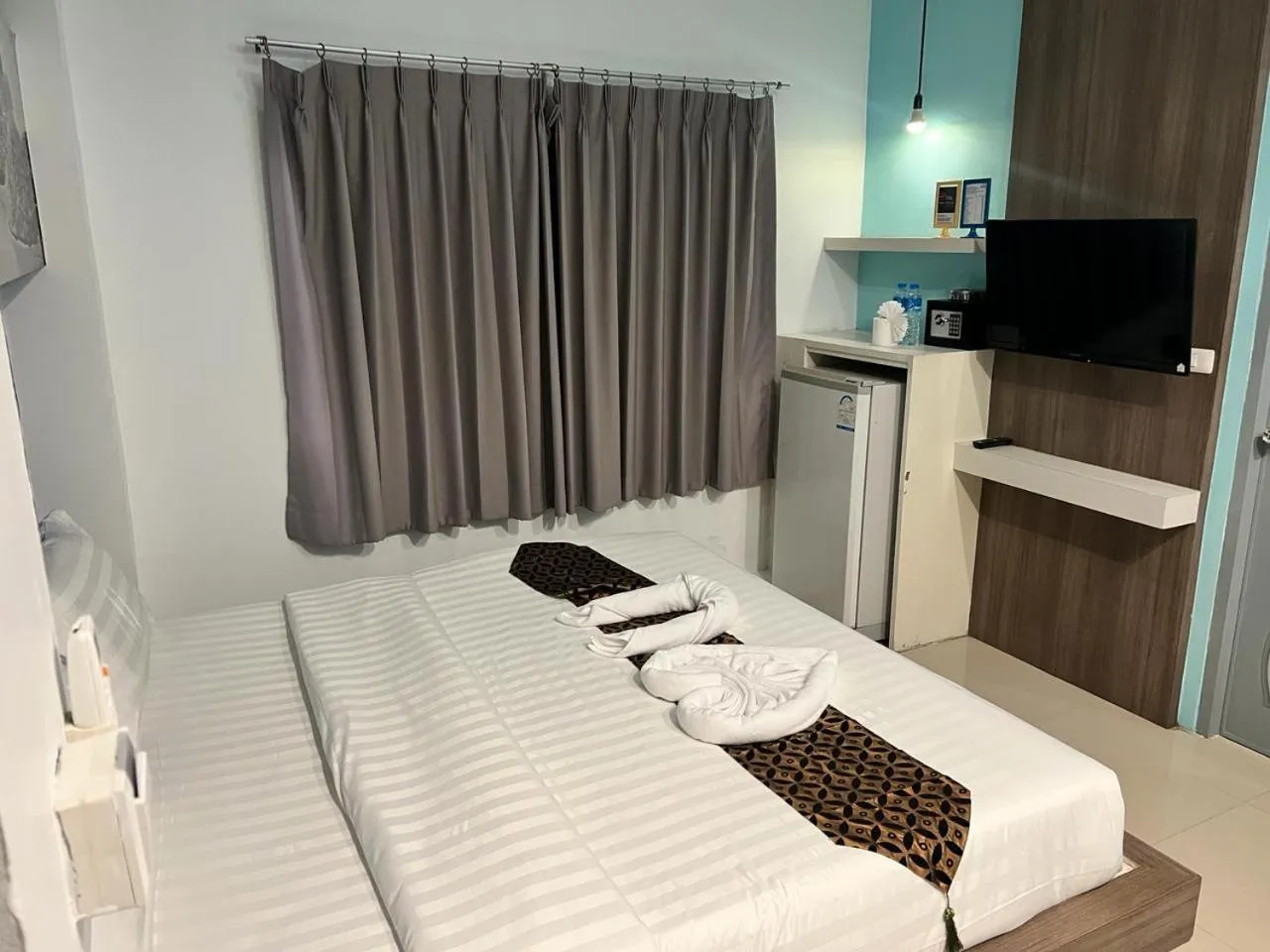 Photo of the whole room, Bed in Hotel The Journey Patong New