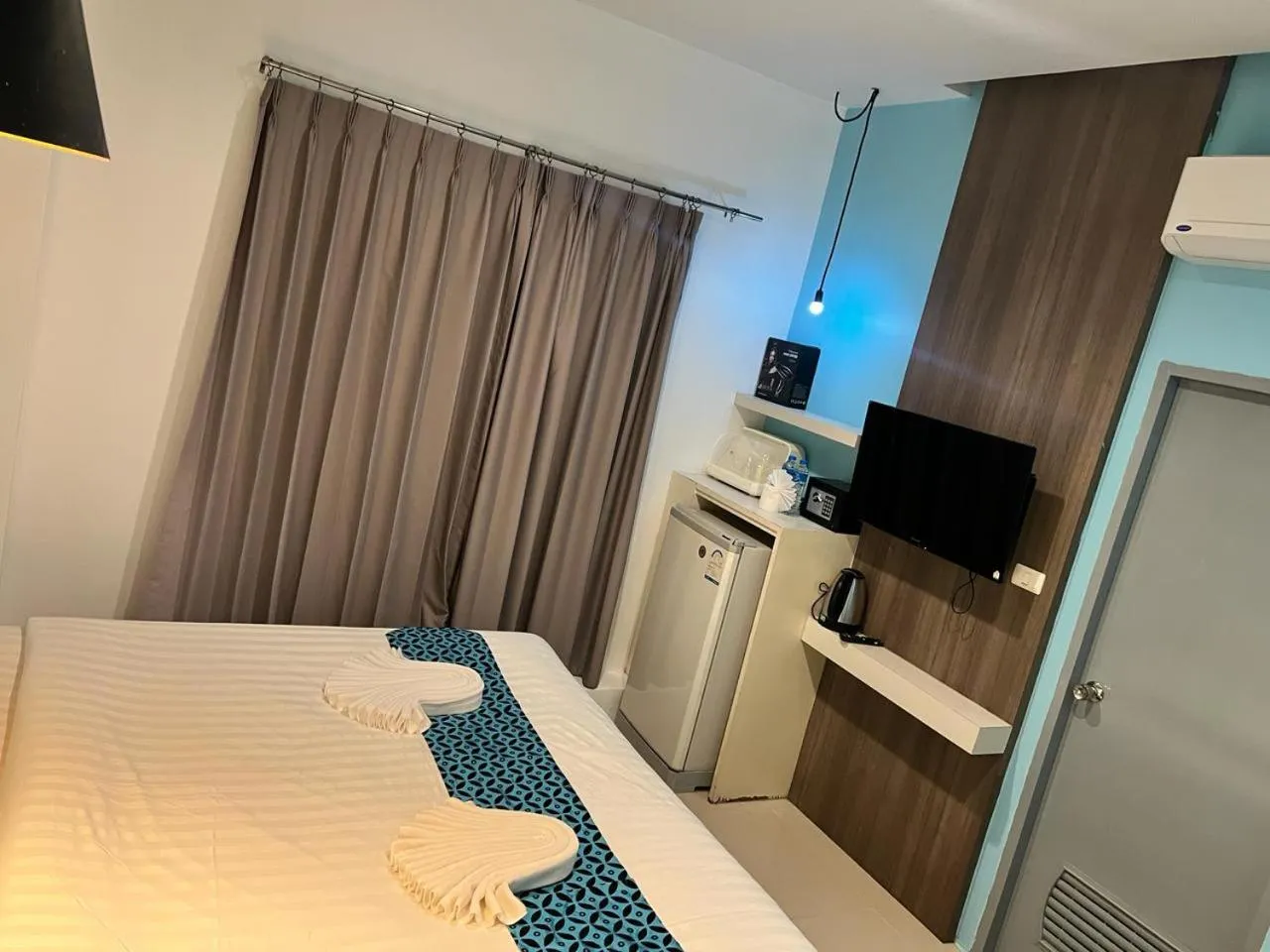 Photo of the whole room, Bed in Hotel The Journey Patong New