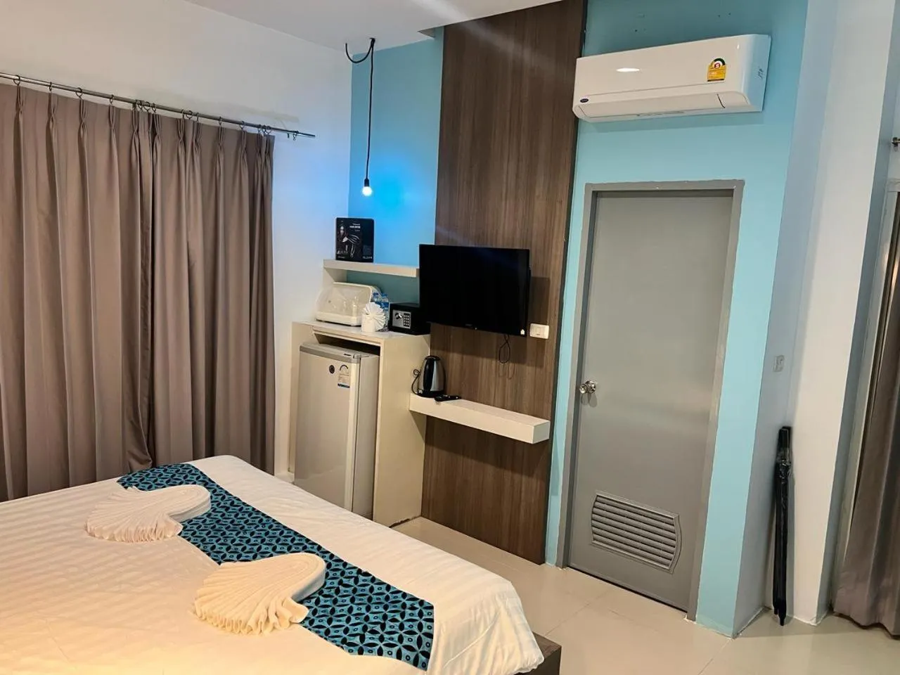 Photo of the whole room, Bed in Hotel The Journey Patong New