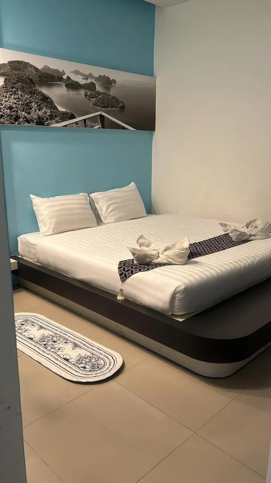 Photo of the whole room, Bed in Hotel The Journey Patong New