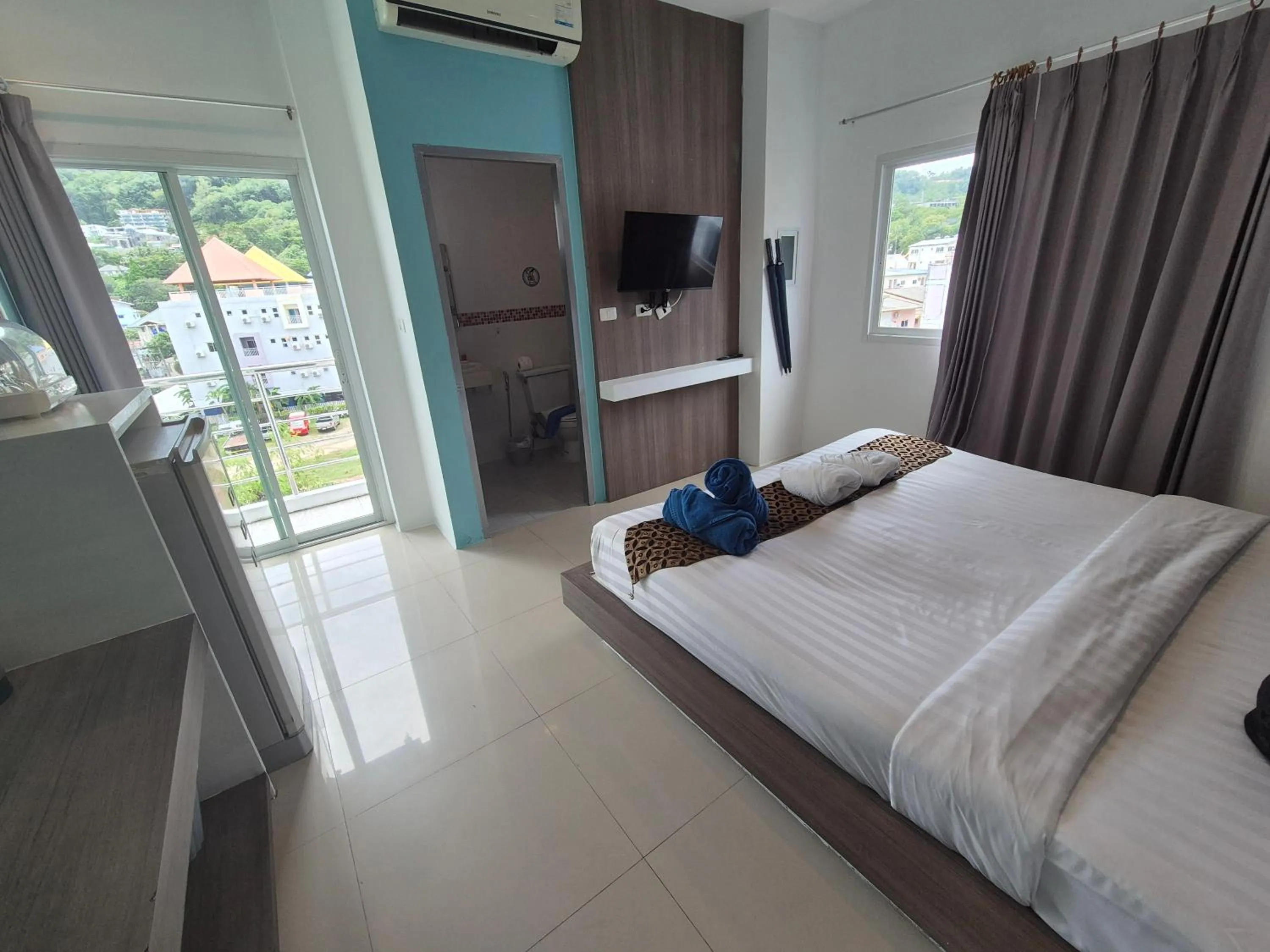 Photo of the whole room, Bed in Hotel The Journey Patong New