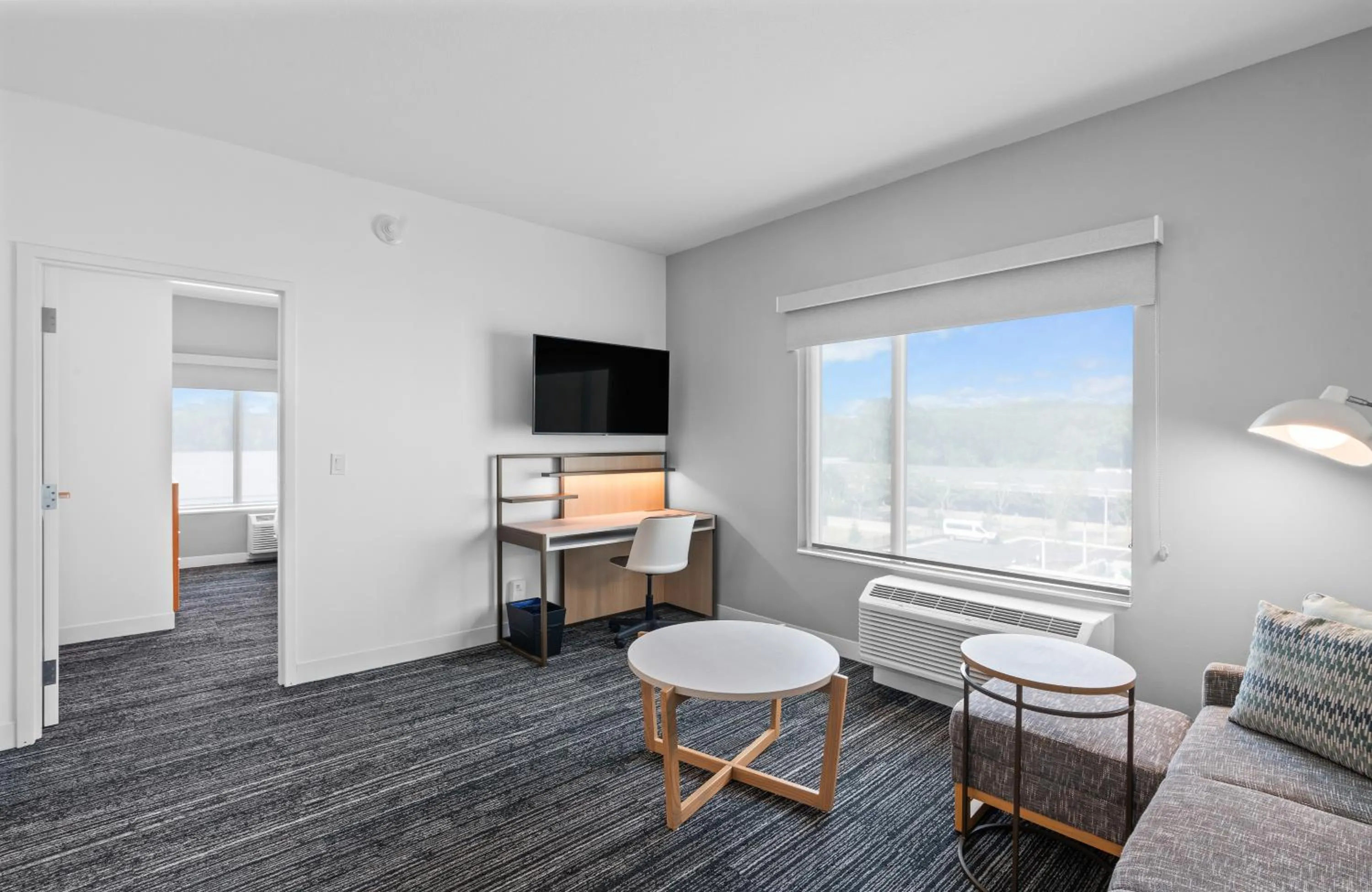 Living room, Bed in TownePlace Suites Jacksonville Airport