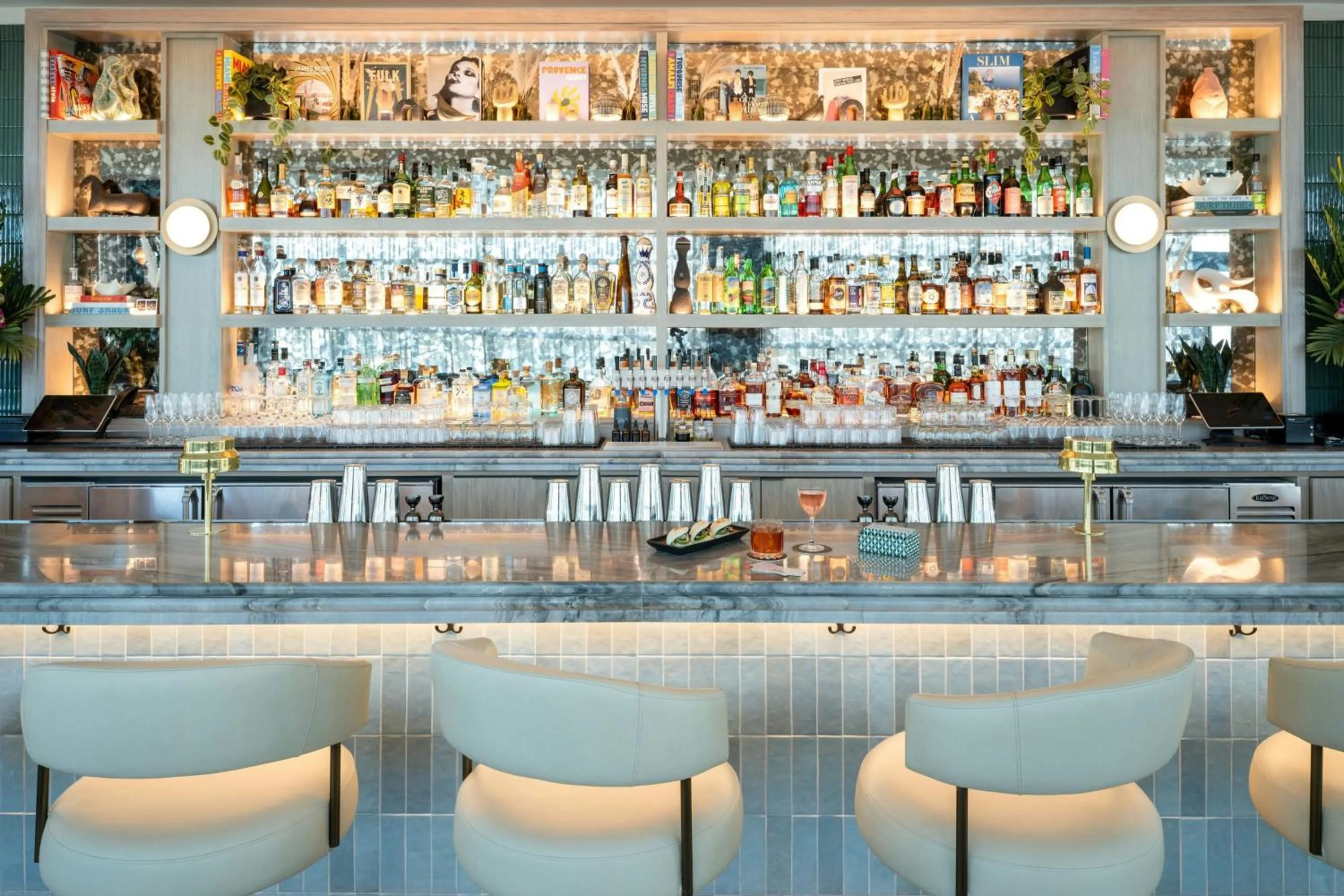 Lounge or bar in Moxy St. Petersburg Downtown