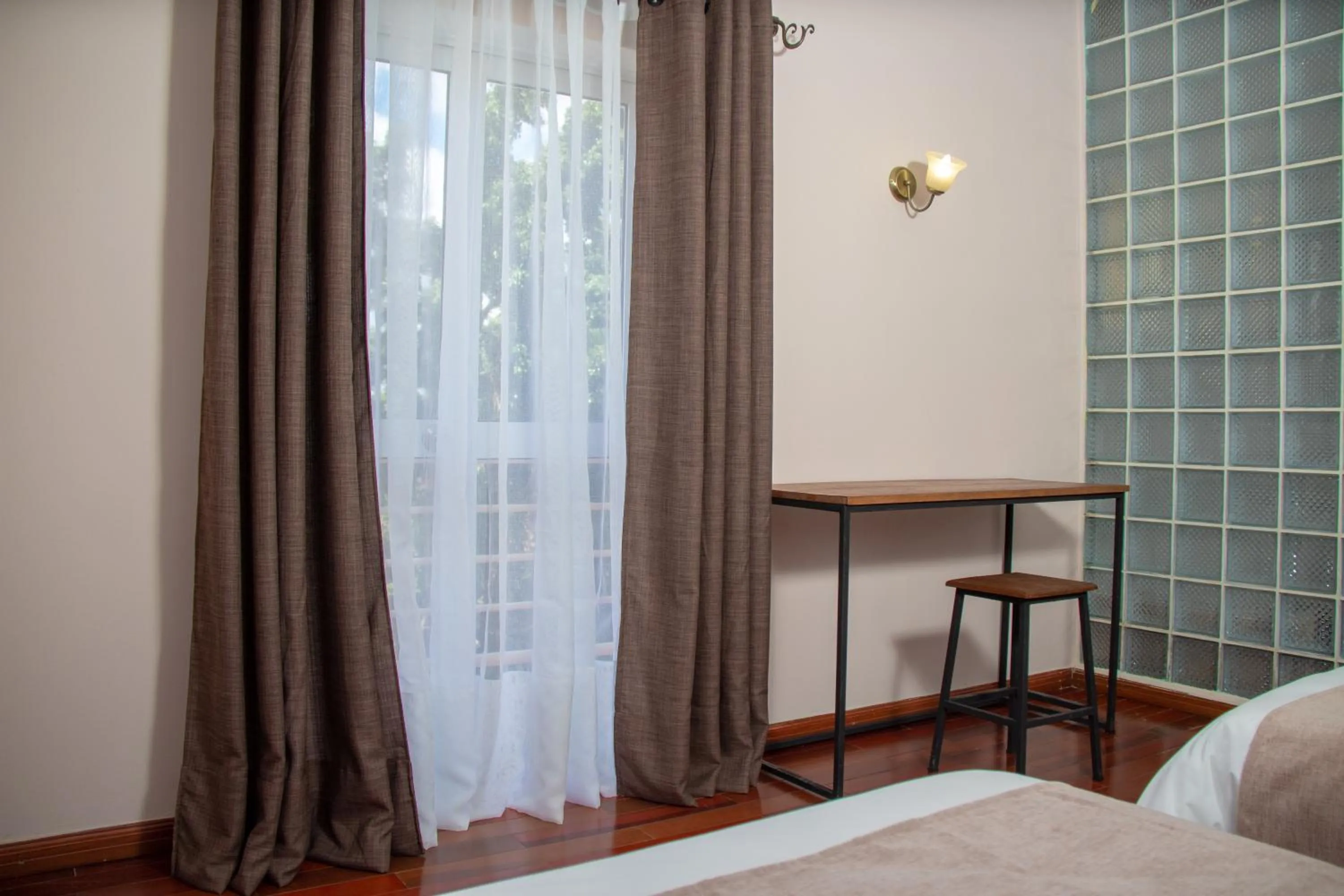 Photo of the whole room, Bed in Hôtel Les 12 Collines, Ivato Aéroport