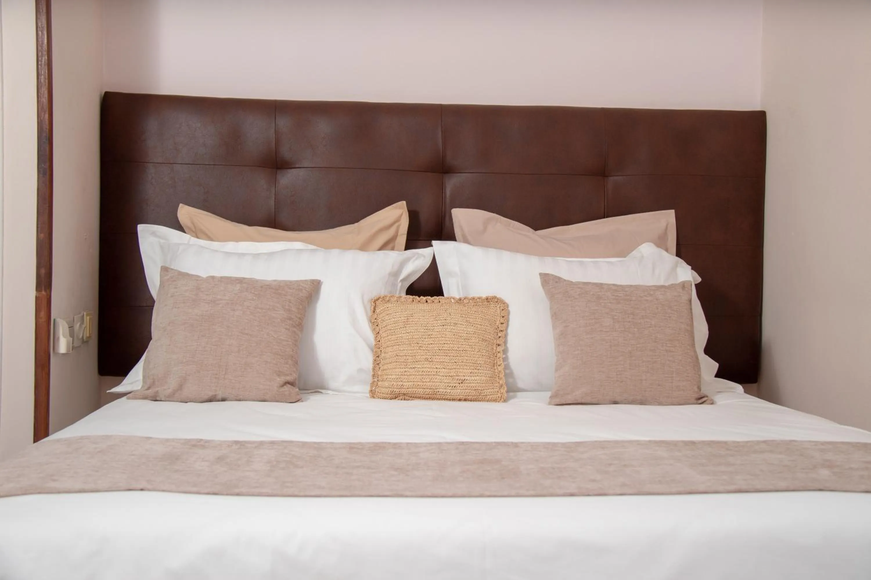 Bedroom, Bed in Hôtel Les 12 Collines, Ivato Aéroport