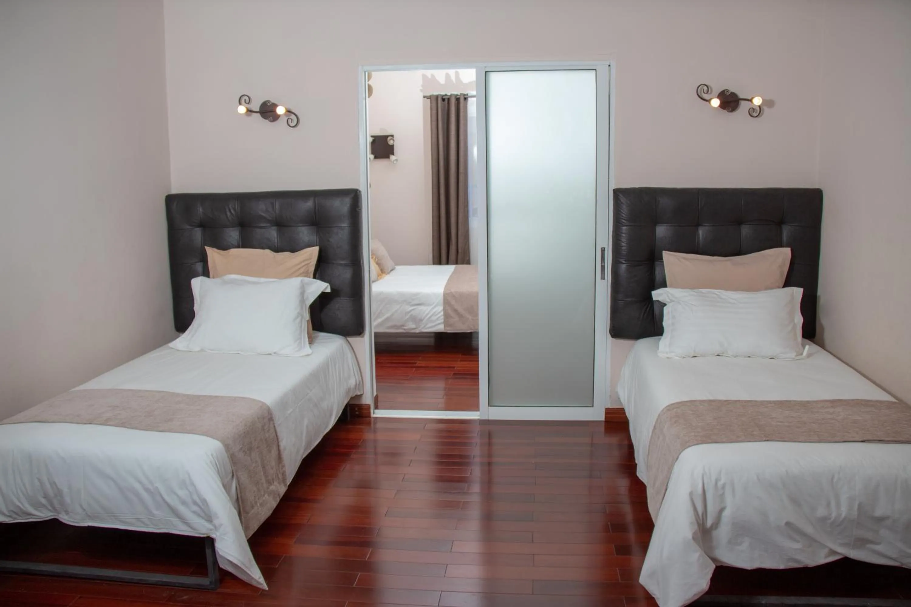 Photo of the whole room, Bed in Hôtel Les 12 Collines, Ivato Aéroport