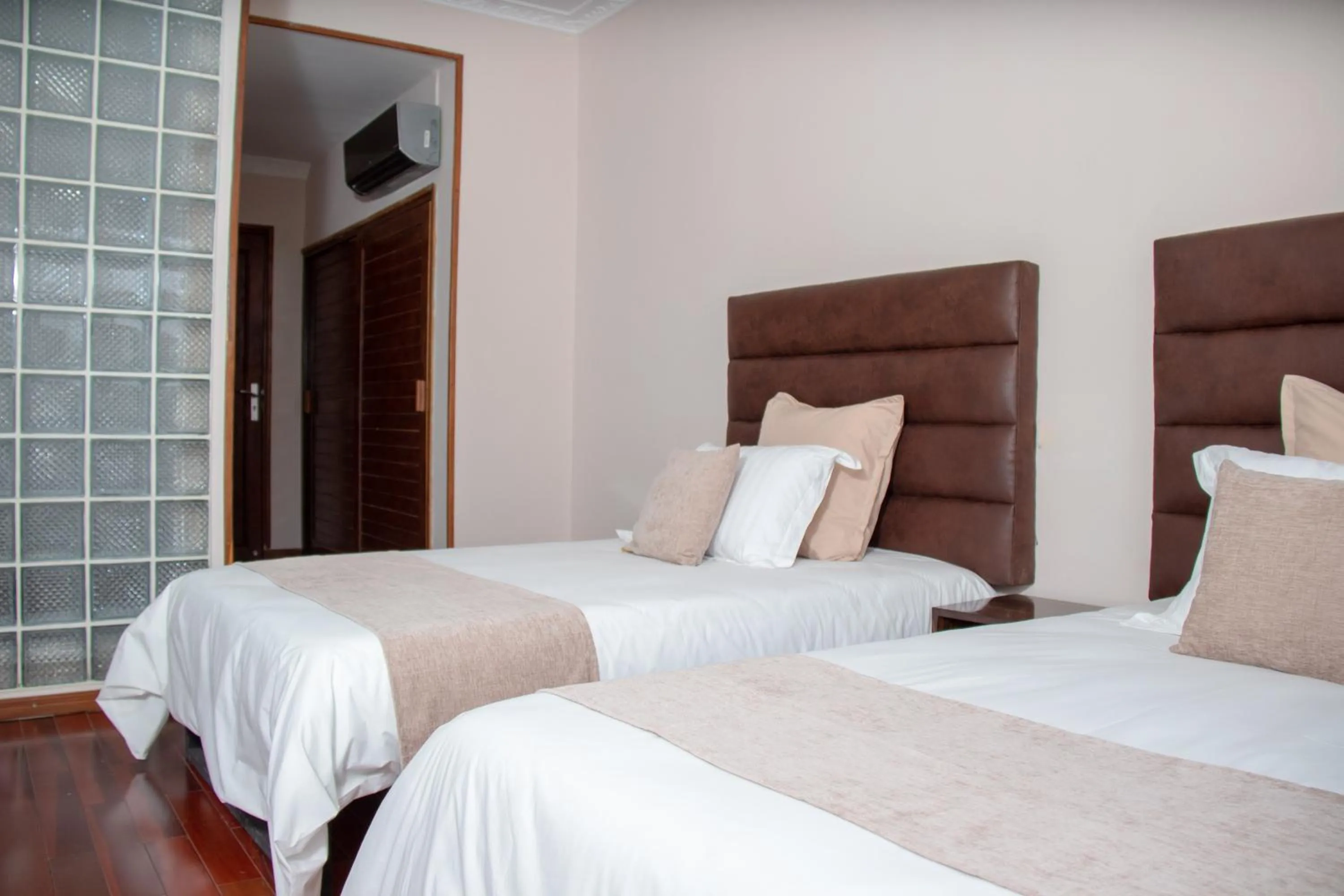 Photo of the whole room, Bed in Hôtel Les 12 Collines, Ivato Aéroport