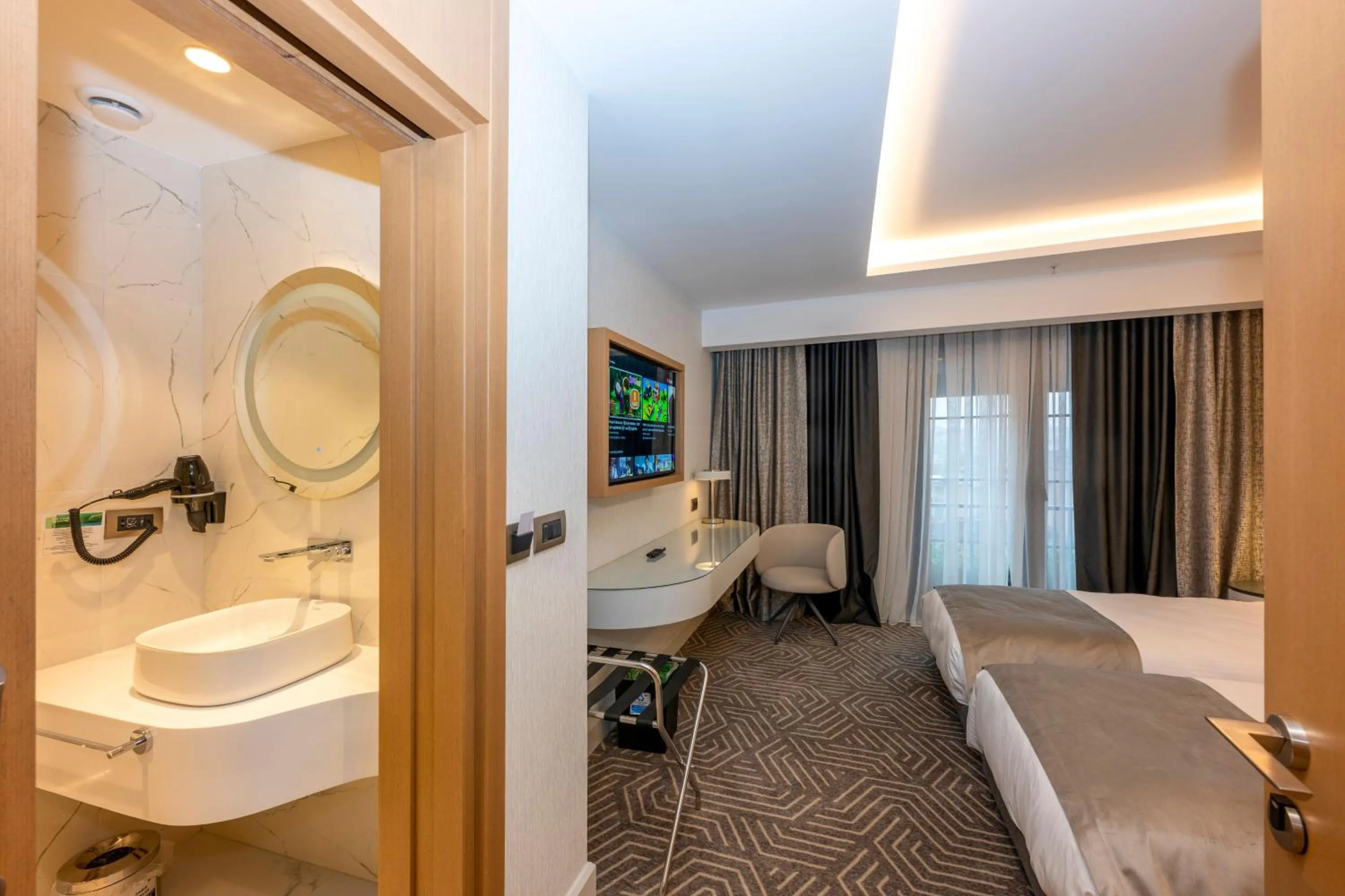 Bathroom, Bed in Baver Hotel