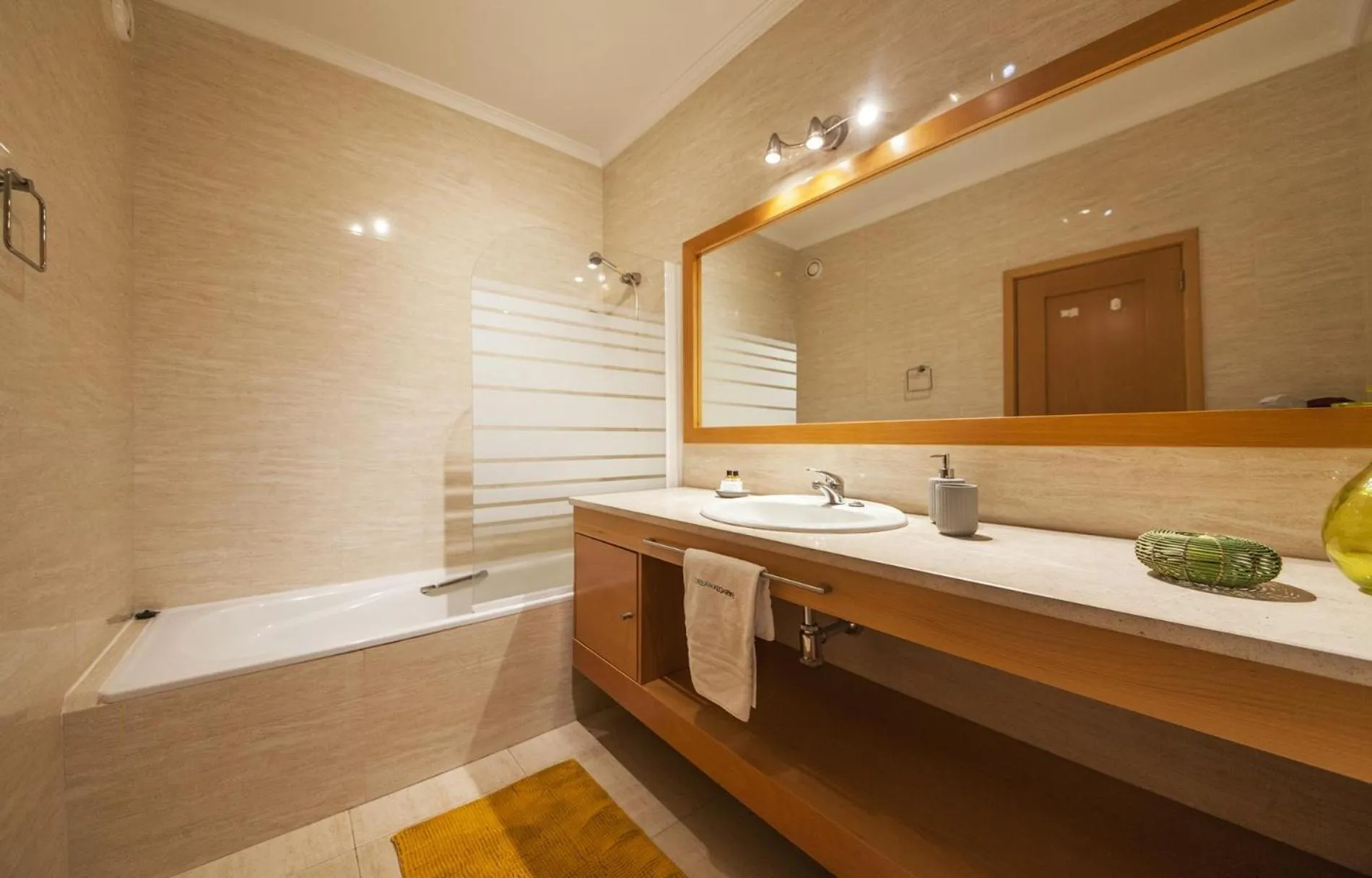 Floor plan in B44 - Alto do Quintao Central Apartment