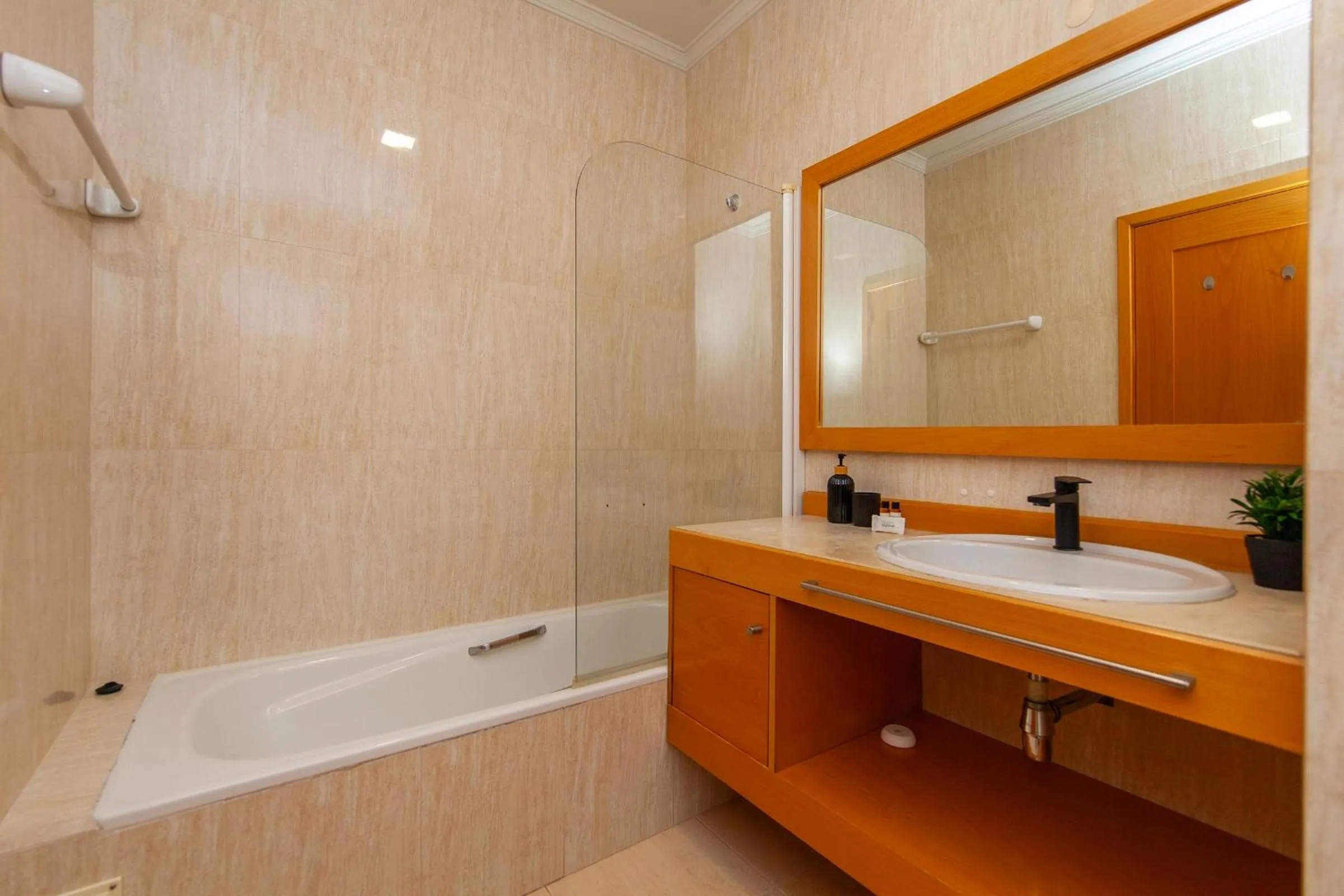 Shower in B44 - Alto do Quintao Central Apartment