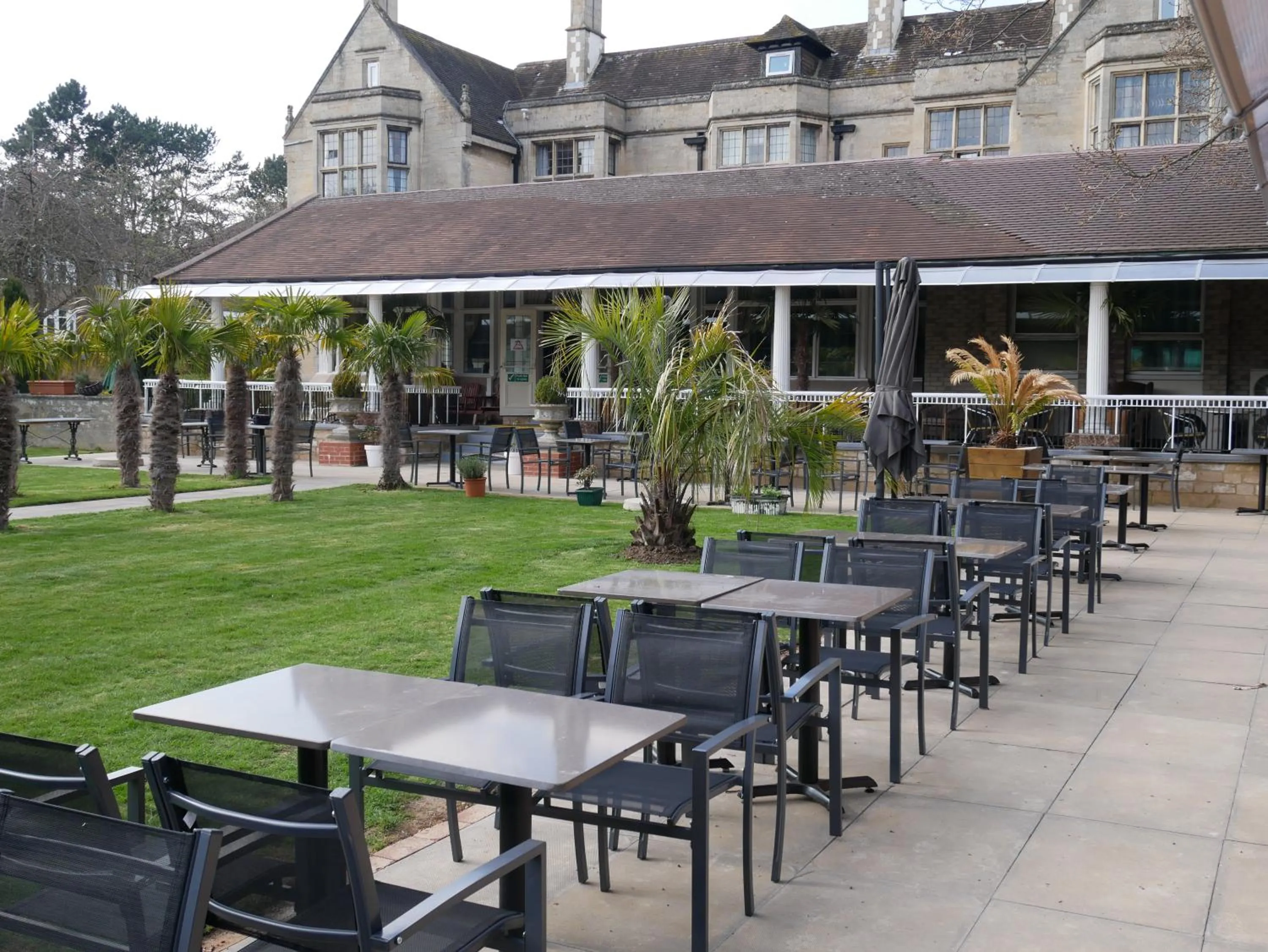 Garden in Westone Manor Hotel